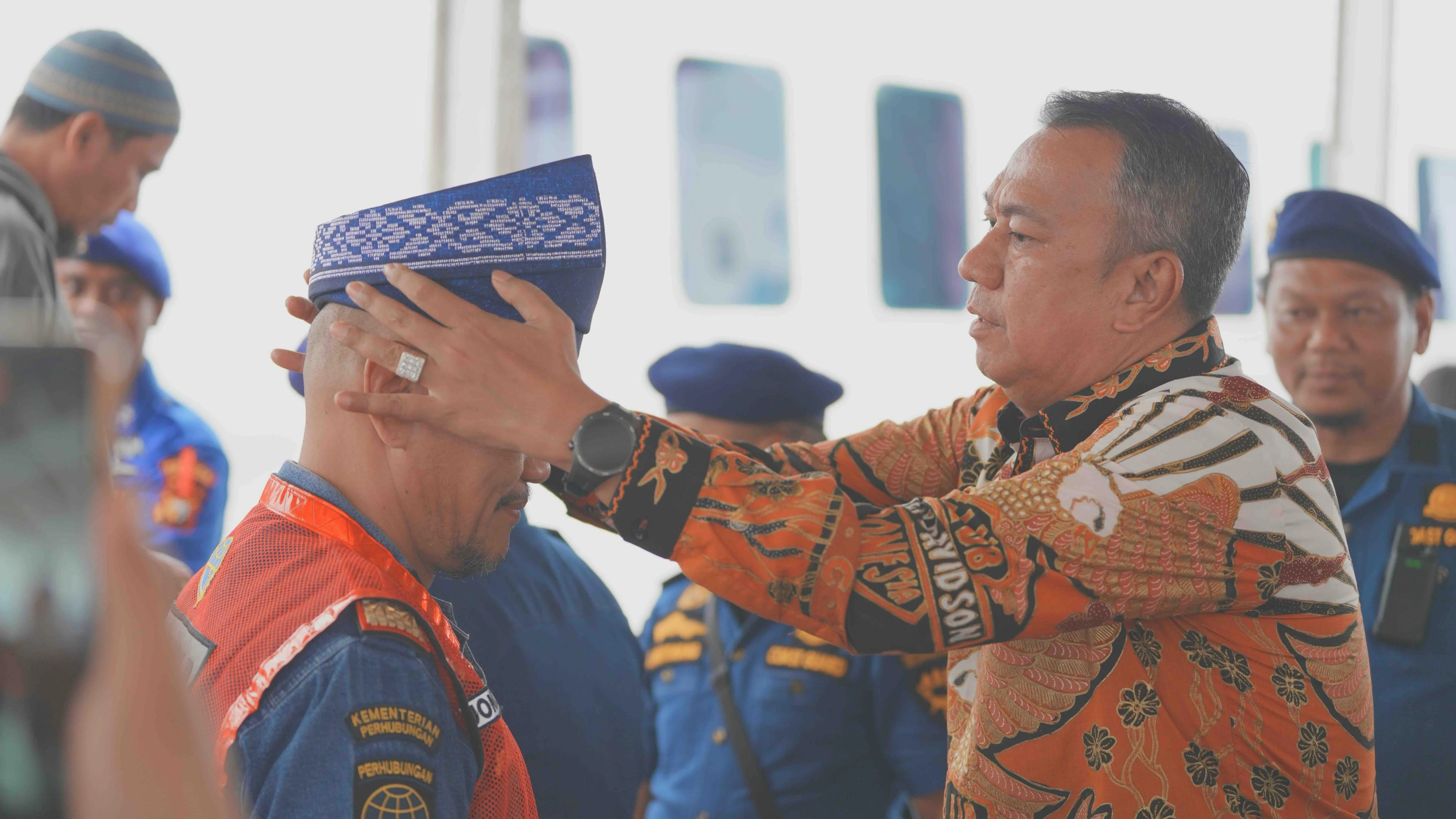 Wakil Bupati Kepulauan Meranti, Muzamil Baharudin, SM MM, menyambut dan menerima kunjungan Direktur Kesatuan Penjagaan Laut dan Pantai (KPLP) Ir. Jon Kenedy, M.Mar Eng, MM IPU, ASEAN Eng, APEC Eng, di Pelabuhan Tanjung Harapan Selatpanjang