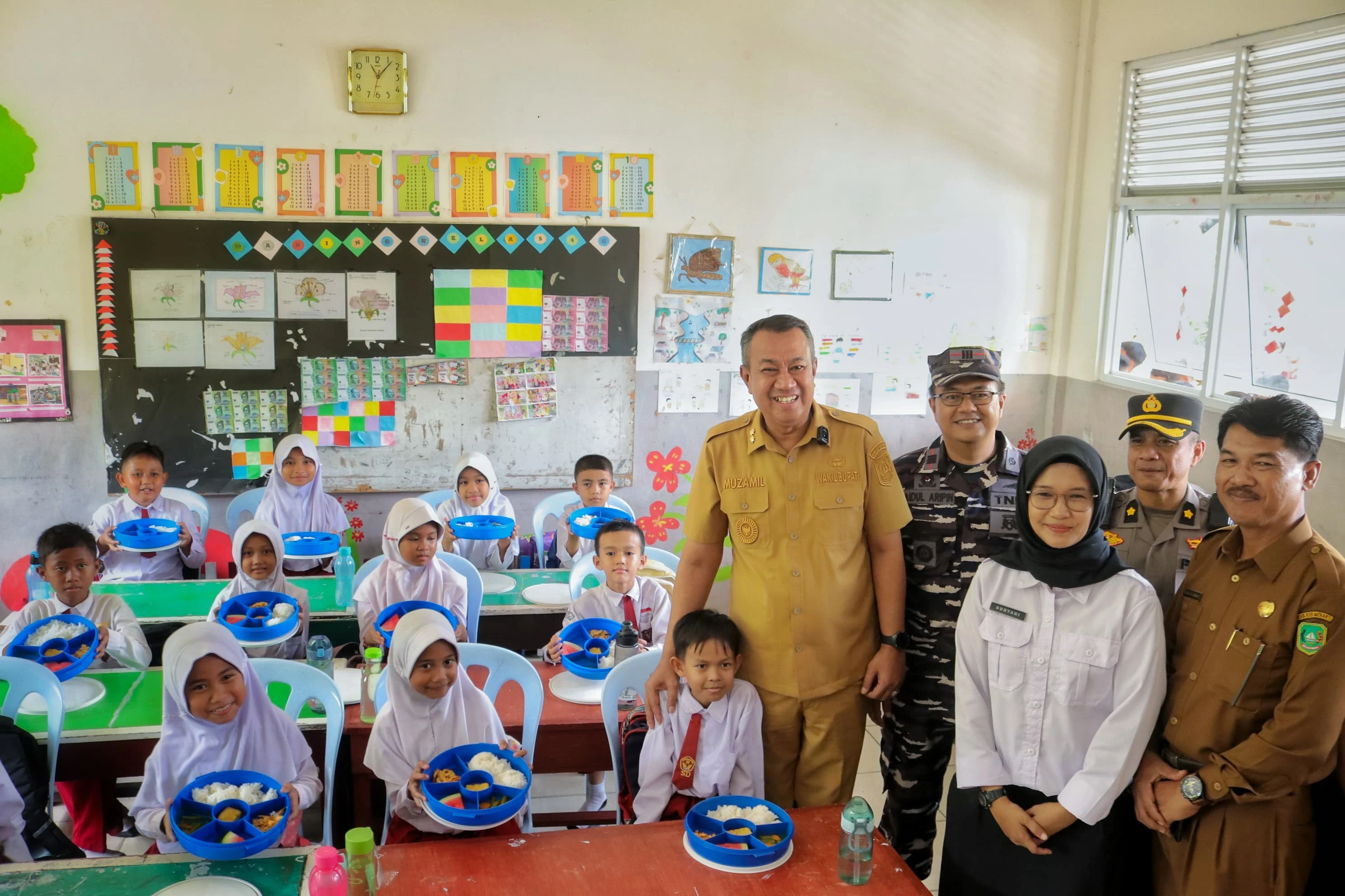 Wabup Muzamil Baharudin saat meninjau Sekolah yang menerima manfaat makan bergizi gratis