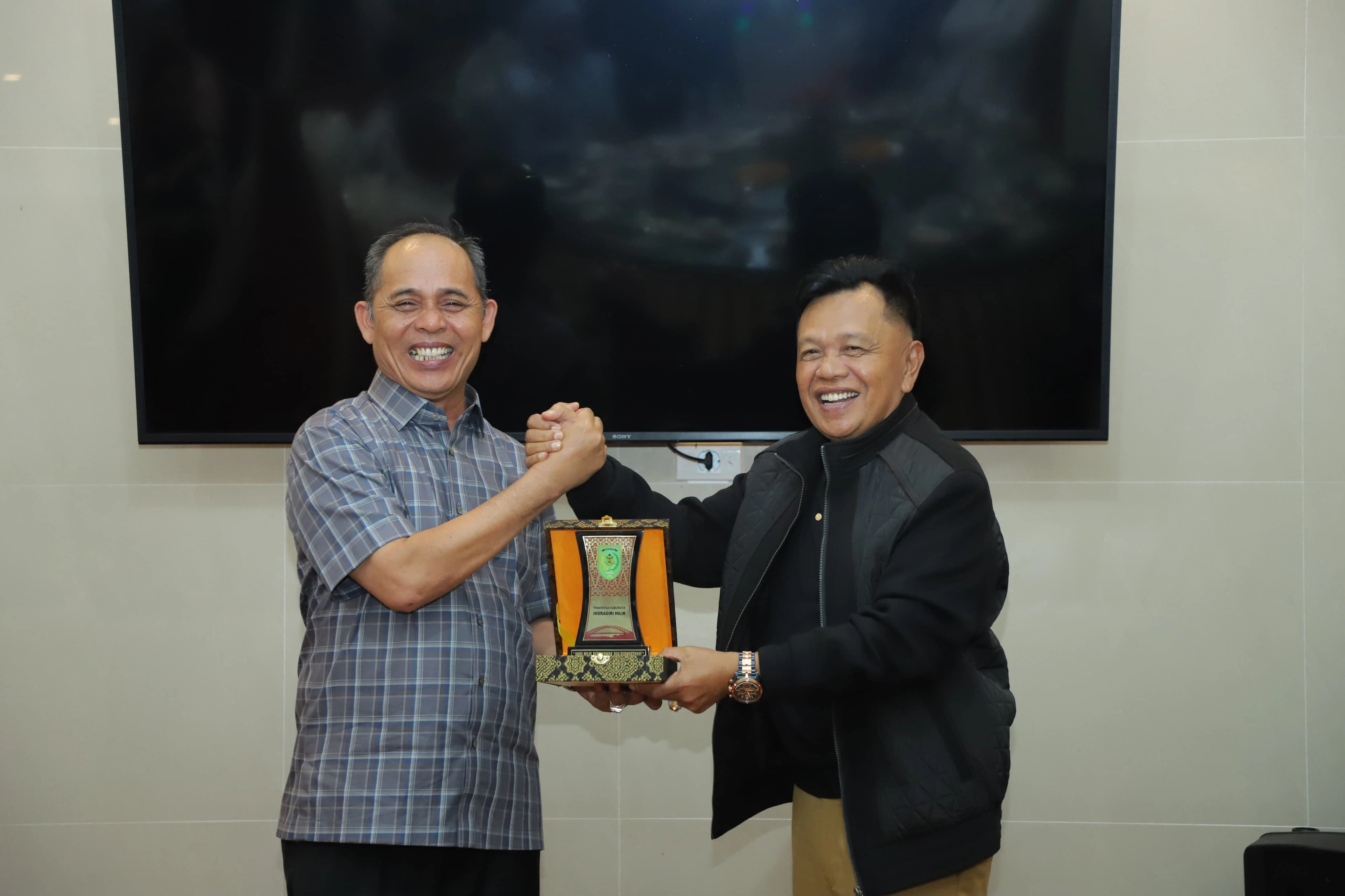 Bupati Kepulauan Meranti H. Asmar saat menerima cendra mata dari bupati Inhil H. Herman