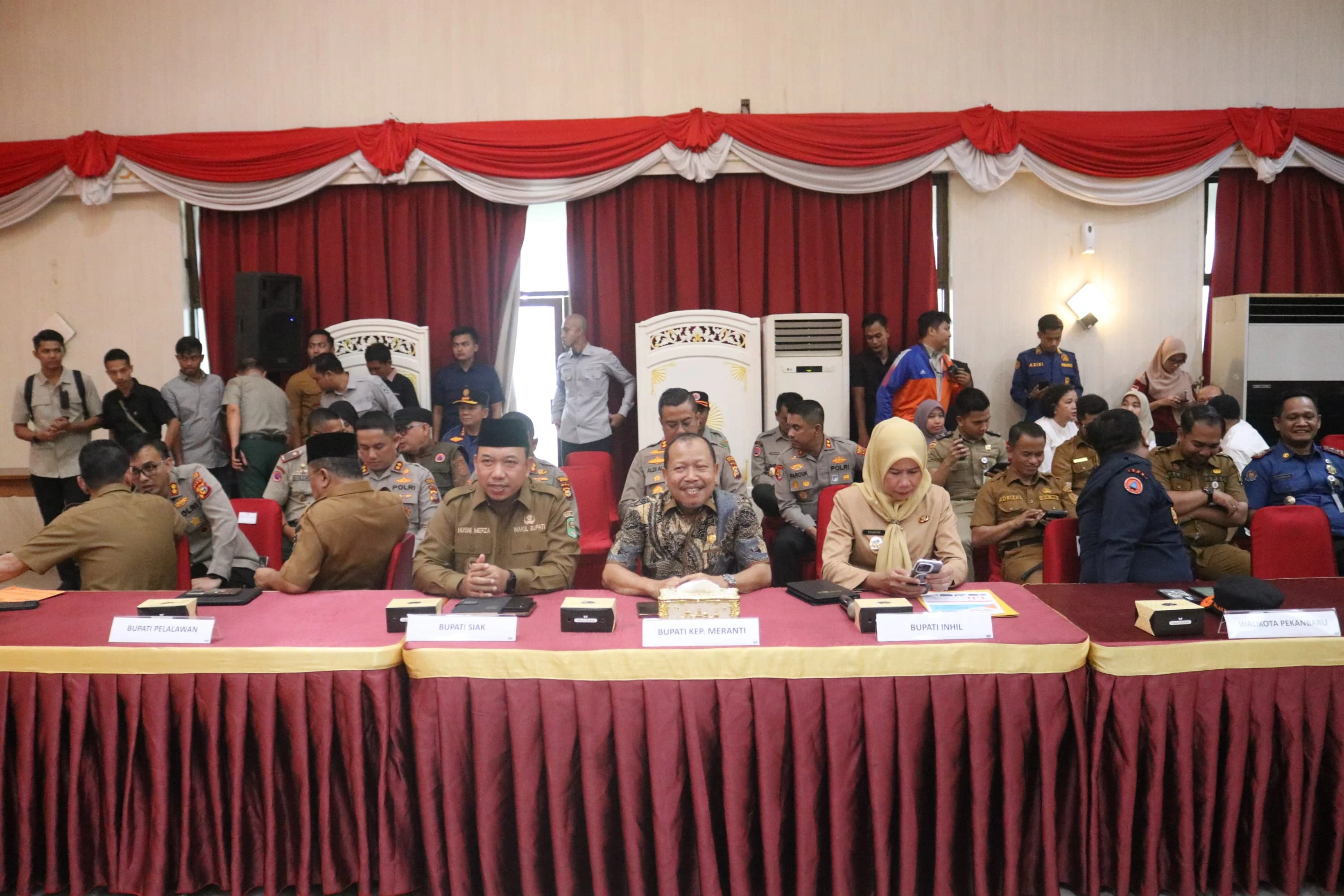 Sekretaris Daerah Bambang Suprianto, mengikuti Rapat Koordinasi Penanggulangan Kebakaran Hutan dan Lahan (Karhutla) bersama Gubernur Riau Abdul Wahid