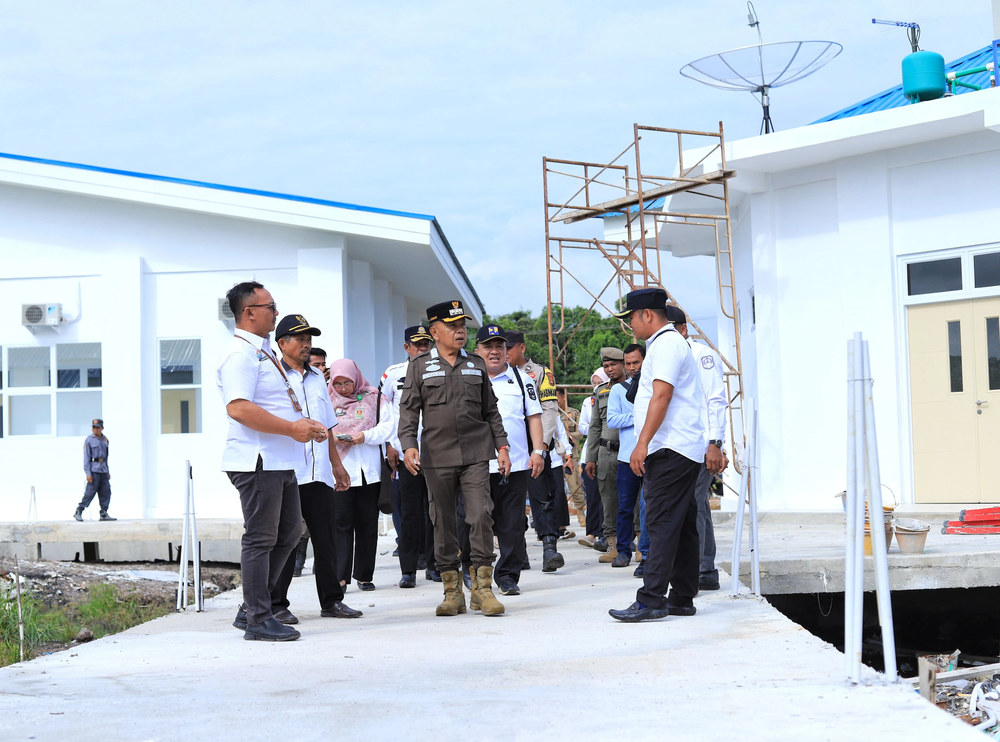 Bupati Kepulauan Meranti H. Asmar saat meninjau pembangunan RS Pratama di Desa Penyagun