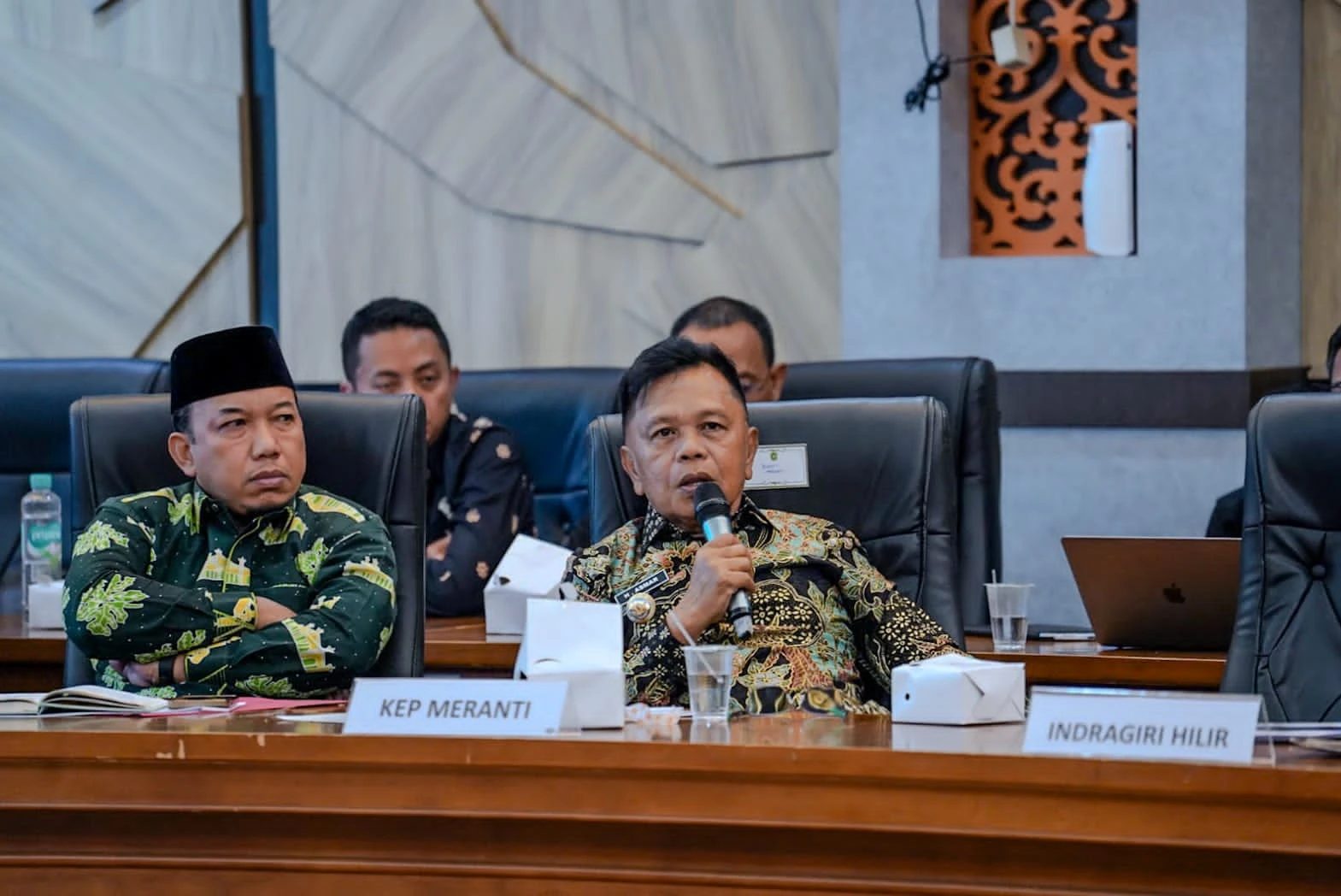 Bupati Kep. Meranti H. Asmar saat menghadiri rapat koordinasi perencanaan pembangunan se-Provinsi Riau, di Ruang Melati Kantor Gubernur Riau, Pekanbaru