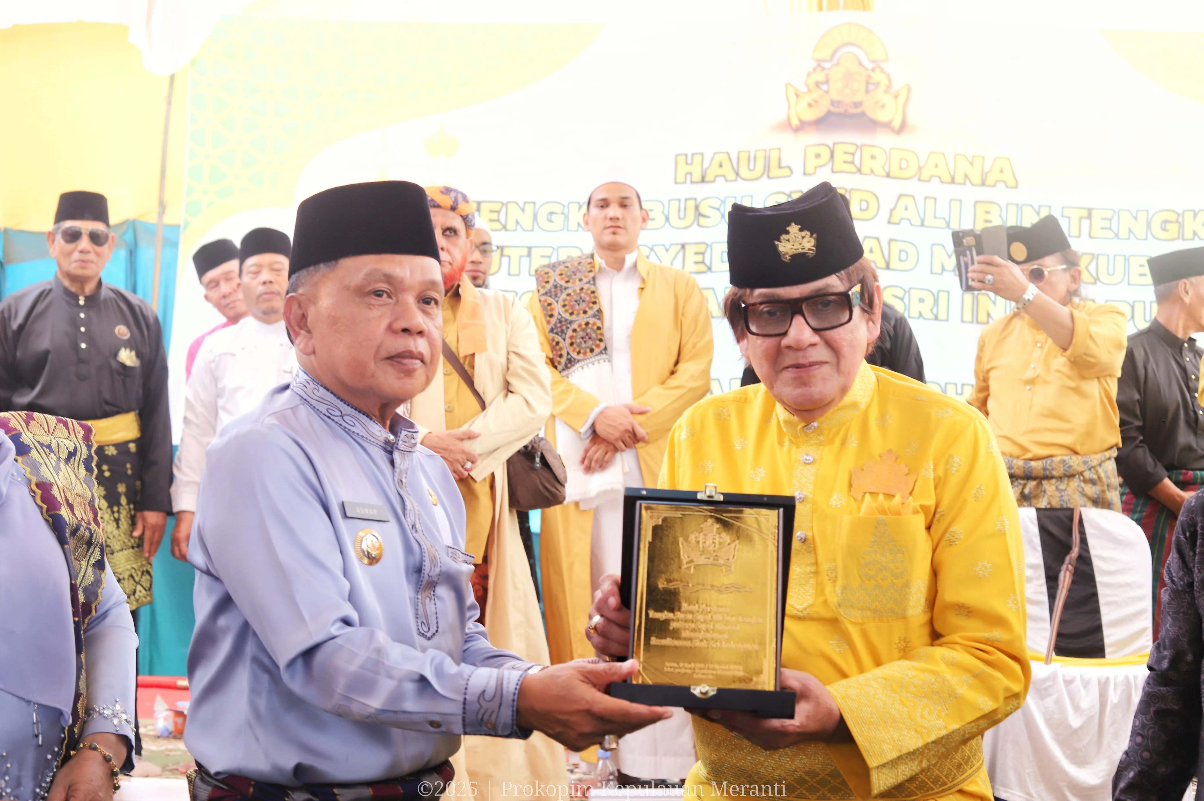 Bupati Kepulauan Meranti Menerima Cendramata pada acara Haul Perdana Almarhum (Alm) Tengku Busu Syed Ali Bin Tengku Putera Syed Ahmad Shahab Banahsan Mangkubumi Kesultanan Siak Sri Indrapura