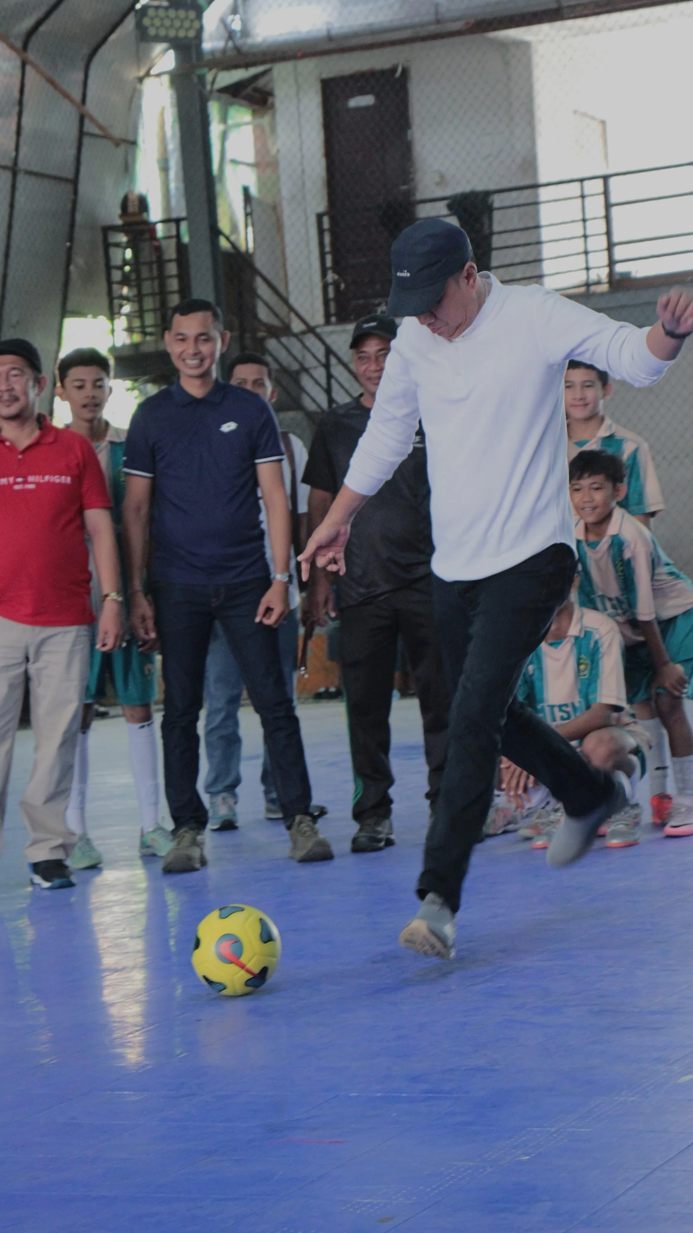 Wakil Bupati Muzamil Baharudin saat menendang Bola tanda di bukanya Turnamen Futsal MTSN 1 di Lapangan Futsal Afifa Selatpanjang