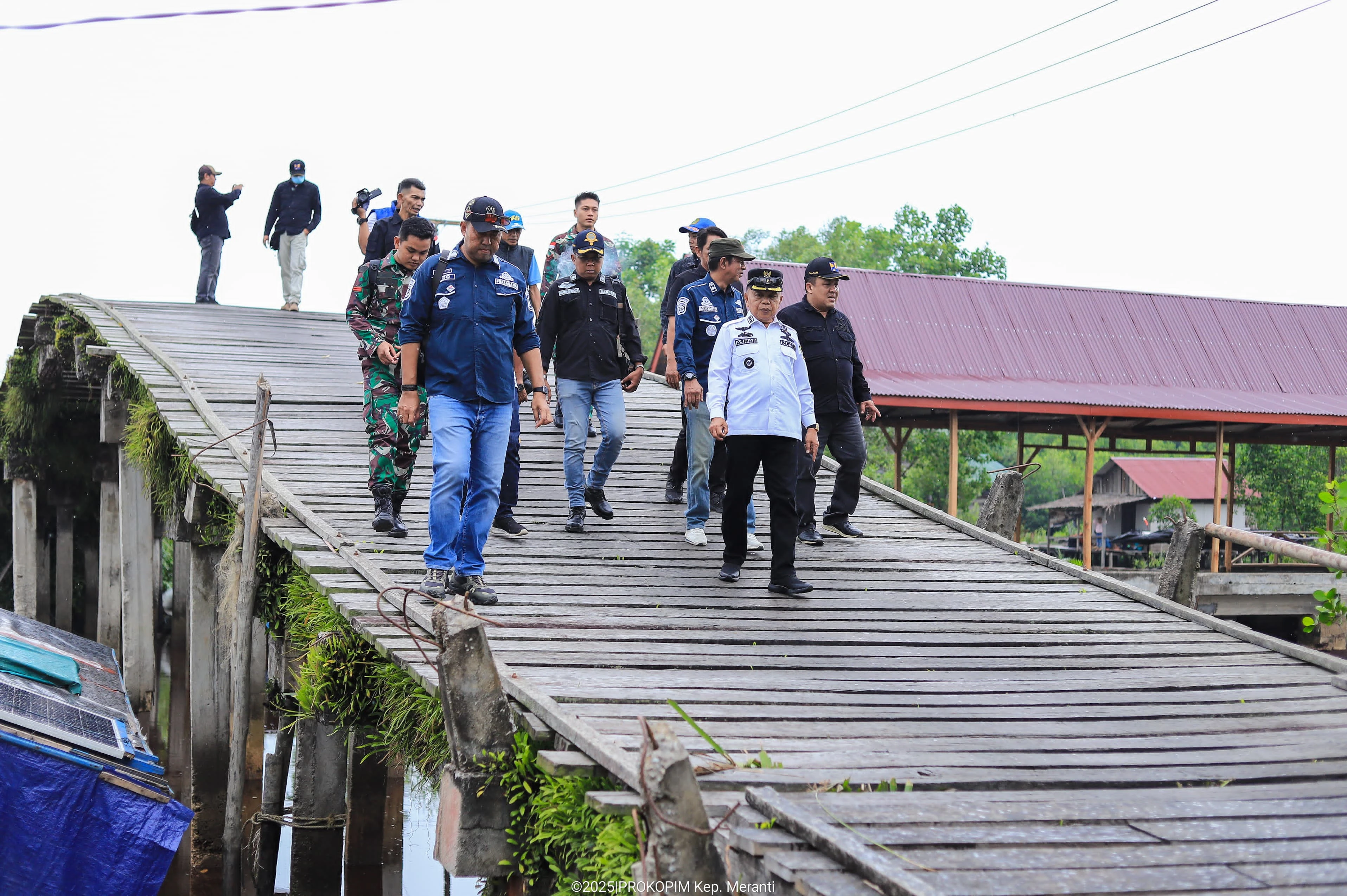 Bupati Meranti saat meninjau jembatan di Desa Kuala Merbau Kec. Pulau Merbau