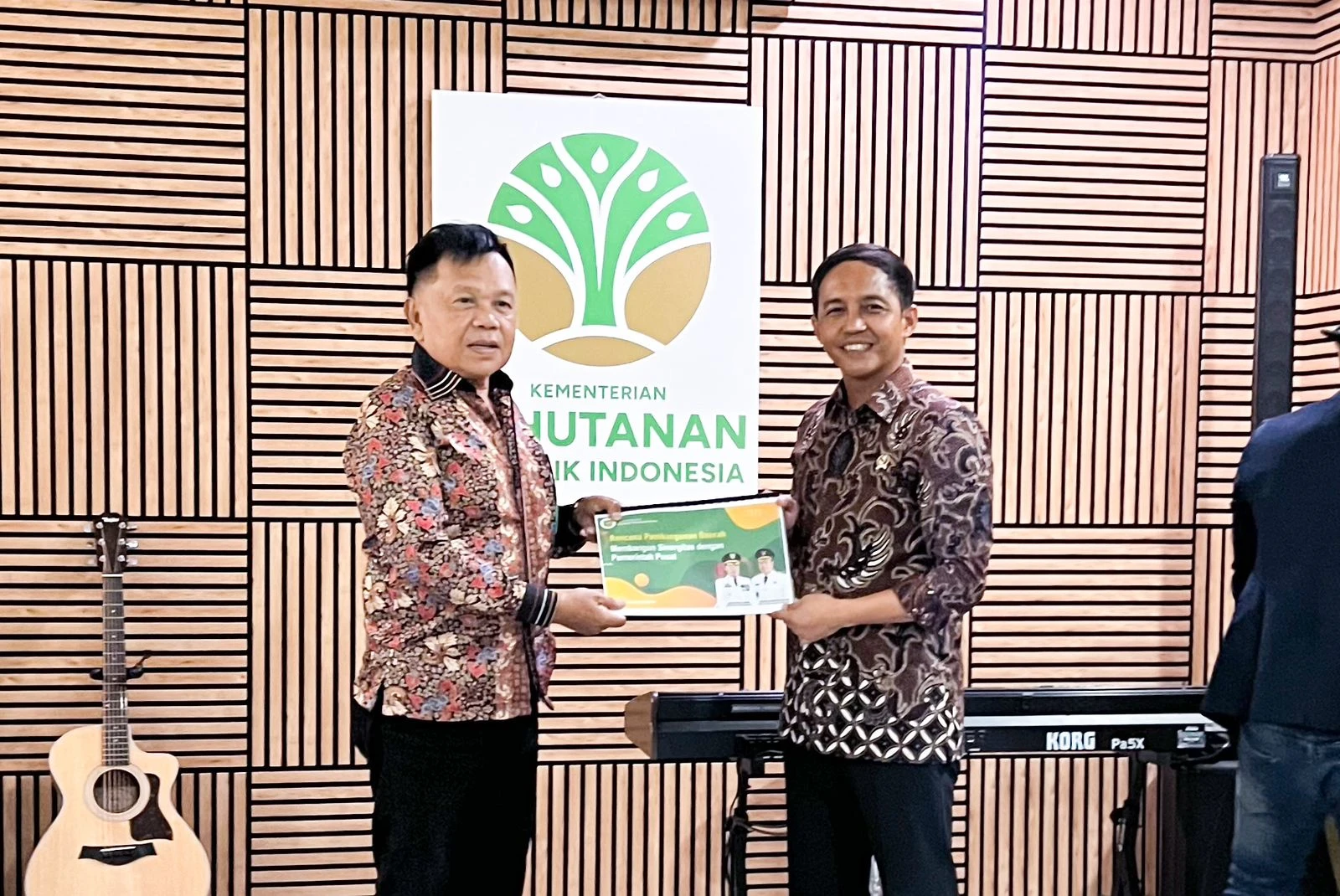 Bupati Kepulauan Meranti AKBP (Purn) H. Asmar menyerahkan berkas usulan resmi kepada Menteri Kehutanan Raja Juli Antoni, terkait permohonan pelepasan kawasan hutan dan Area Penggunaan Lain (APL) di Kabupaten Kepulauan Meranti