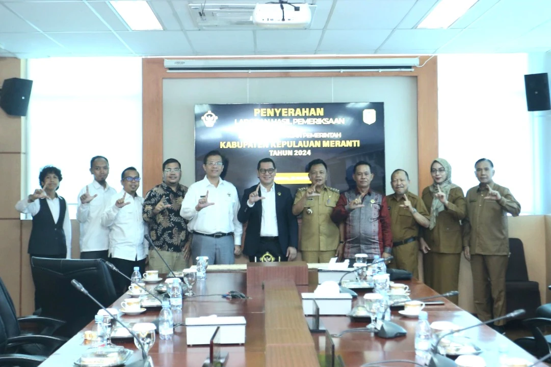 Bupati Kepulauan Meranti AKBP (Purn) H. Asmar, Senin (26/5/2025) menghadiri penyerahan Laporan Hasil Pemeriksaan (LHP) atas Laporan Keuangan Pemerintah Daerah (LKPD) di Provinsi Riau Tahun 2024. Laporan tersebut diserahkan langsung oleh Kepala BPK Riau di Kantor BPK Pekanbaru