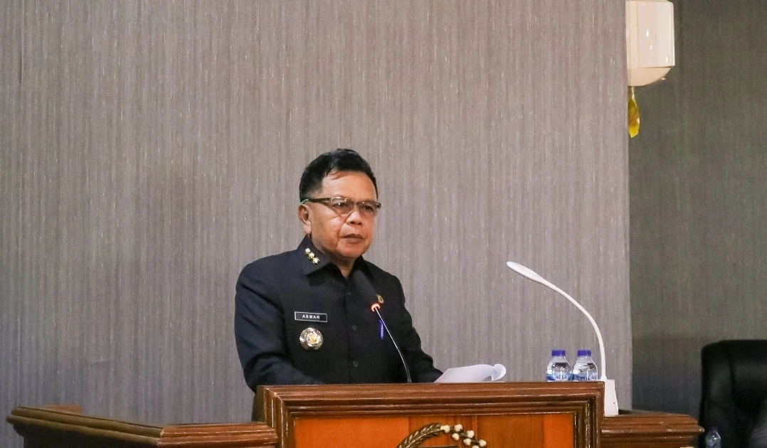 Bupati Meranti H. Asmar saat memberikan sambutan pada acara Rapat Paripurna di Balai Sidang DPRD Meranti