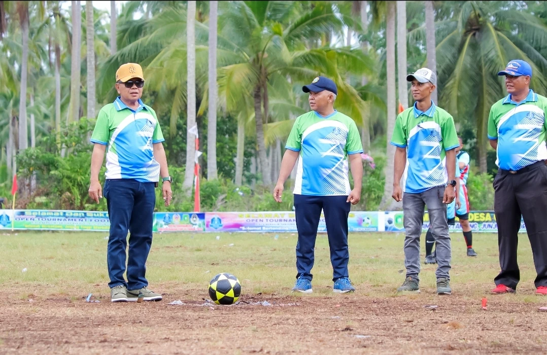Bupati Meranti H. Asmar saat menendang Bola tanda di bukanya turnamen sepak bola Tanjung Bakau Cup III tahun 2025