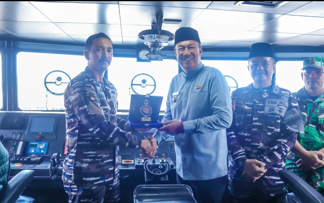 Wakil Bupati Muzamil Baharudin menerima cendramata dari Komandan KRI Lepu 861 TNI AL