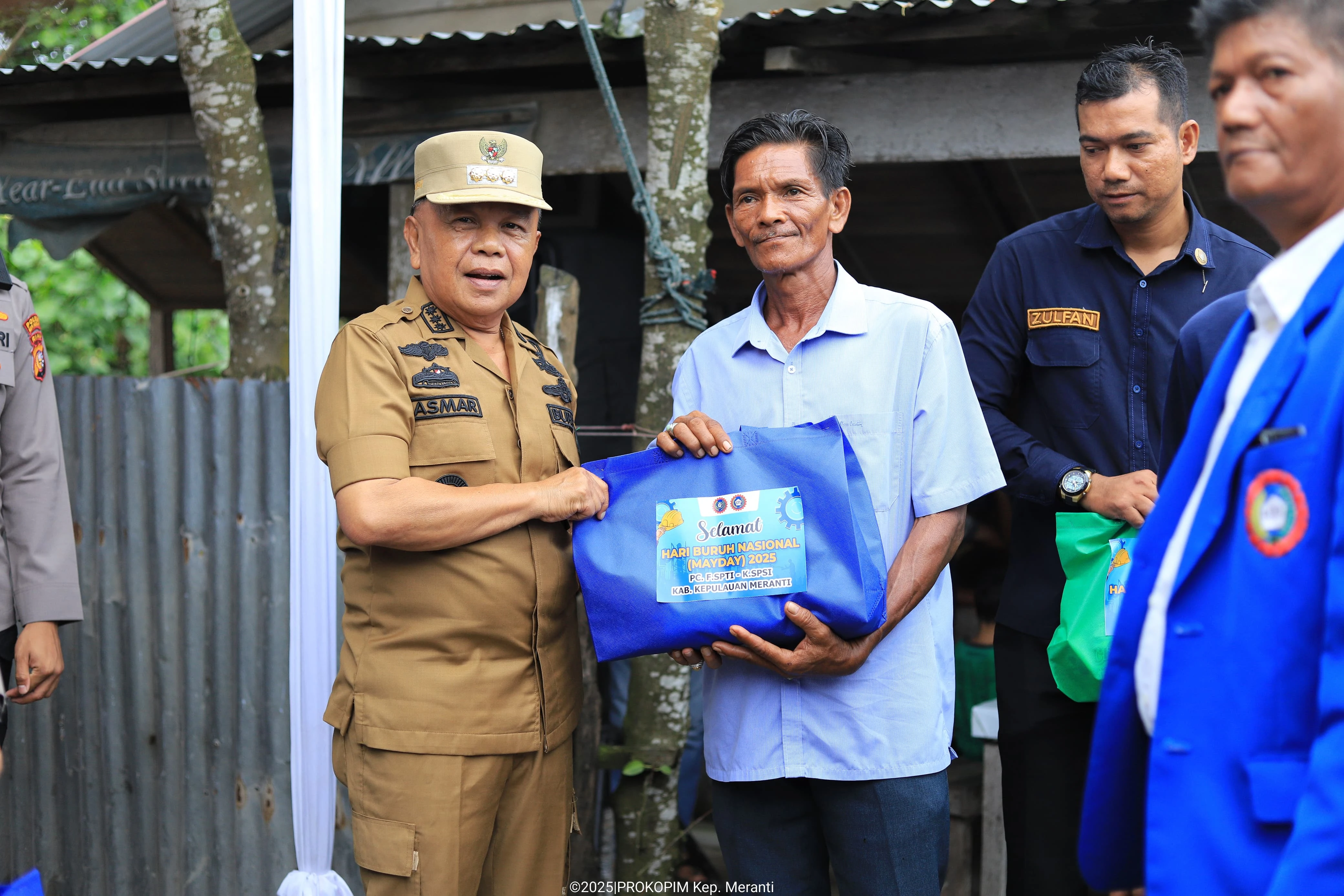 Bupati Meranti H. Asmar saat memberikan bingkisan kepada Buruh pada acara peringatan hari Buruh di Pelabuhan 1 Pelindo Selatpanjang