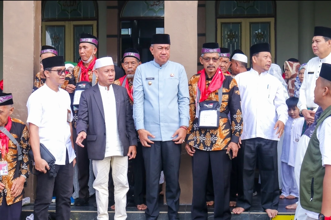 Wabup Meranti Muzamil saat mengantar JCH Meranti Ke Embarkasi Batam
