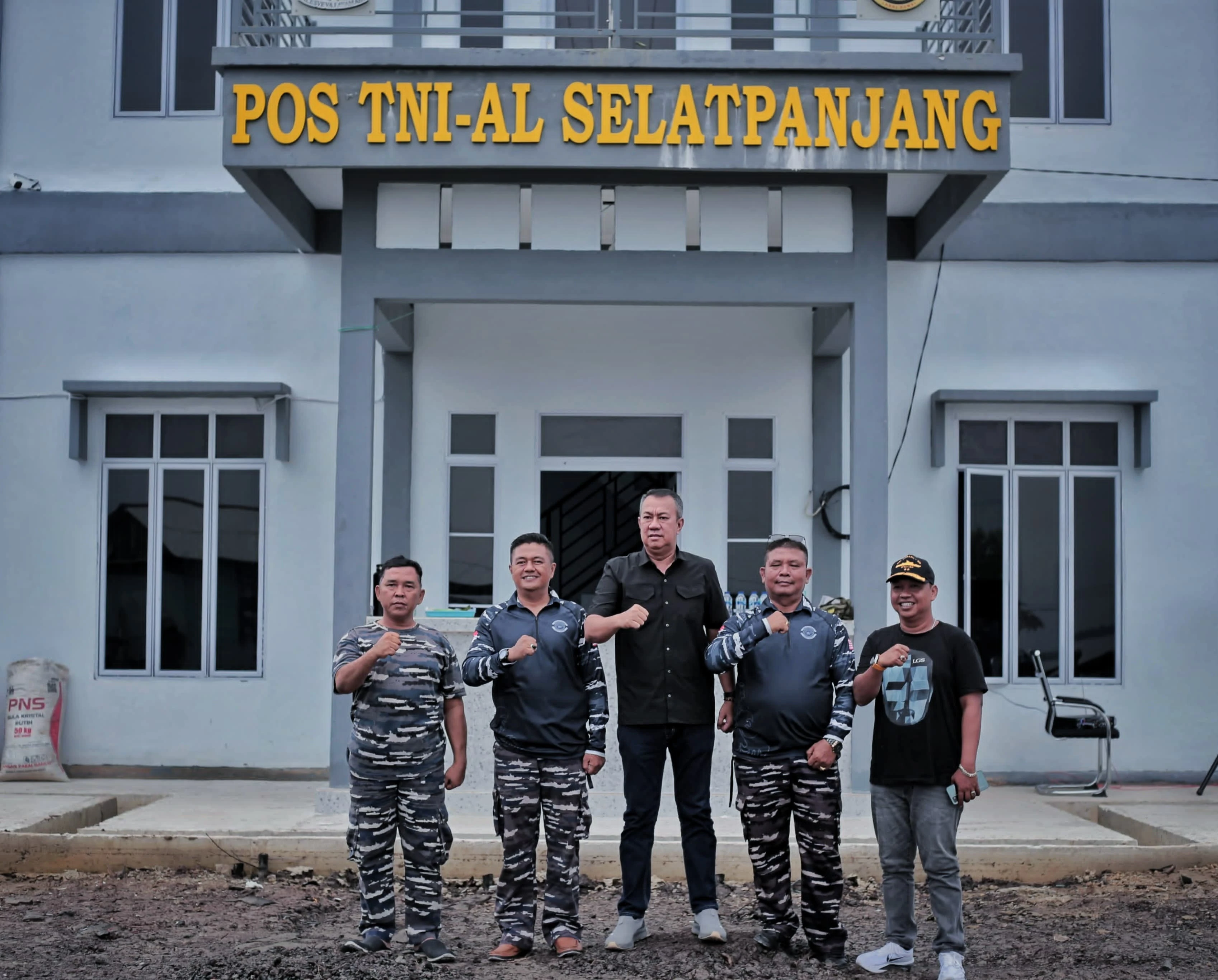 Wakil Bupati Kepulauan Meranti, Muzamil Baharudin SM MM, melakukan kunjungan silaturahmi ke Pos TNI AL Selatpanjang