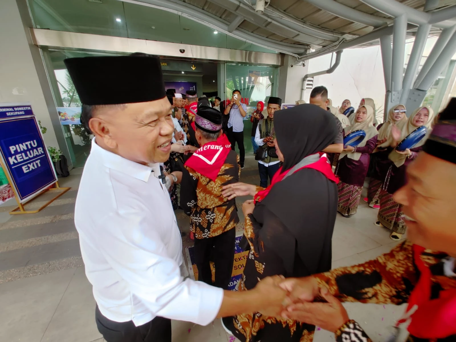 Bupati H. Asmar saat menyambut kedatangan Jamaah Calon Haji Kepulauan Meranti di Pelabuhan Sekupang Batam.
