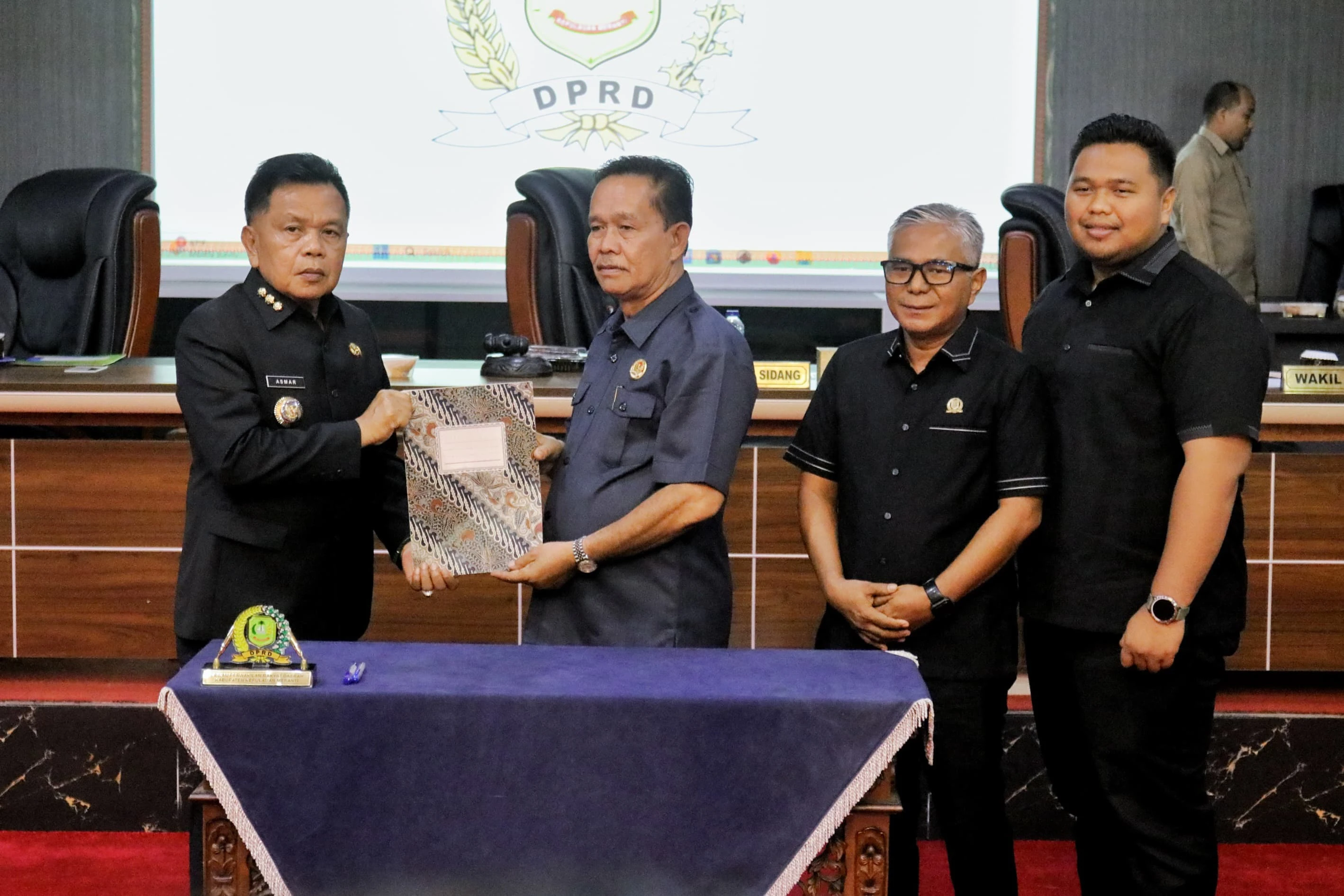 Bupati H. Asmar saat foto bersama Ketua DPRD Khalid Ali setelah penandatanganan Nota Kesepahaman Rancangan Awal Rencana Pembangunan Jangka Menengah Daerah (Ranwal RPJMD) 2025-2029