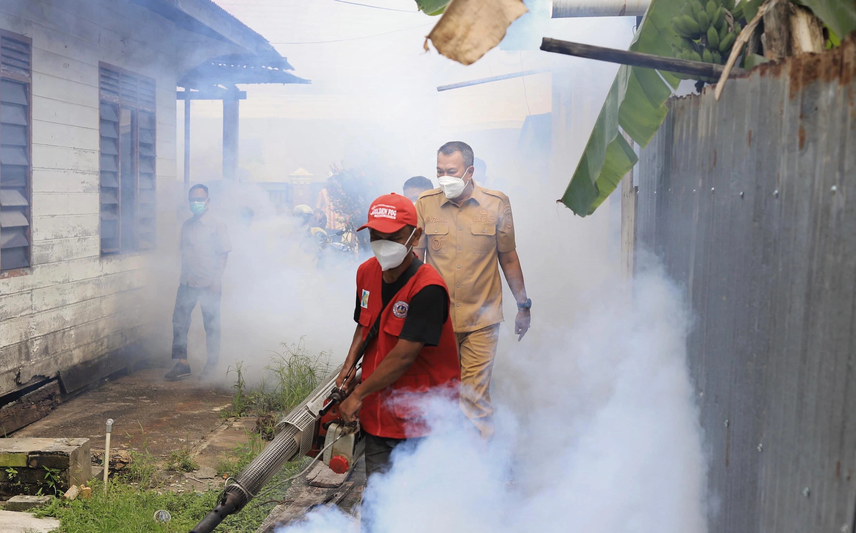 Wakil Bupati Kepulauan Meranti Muzamil Baharudin SM MM, turun tangan melakukan fogging ke sejumlah pemukiman masyarakat yang terdampak DBD di Selatpanjang