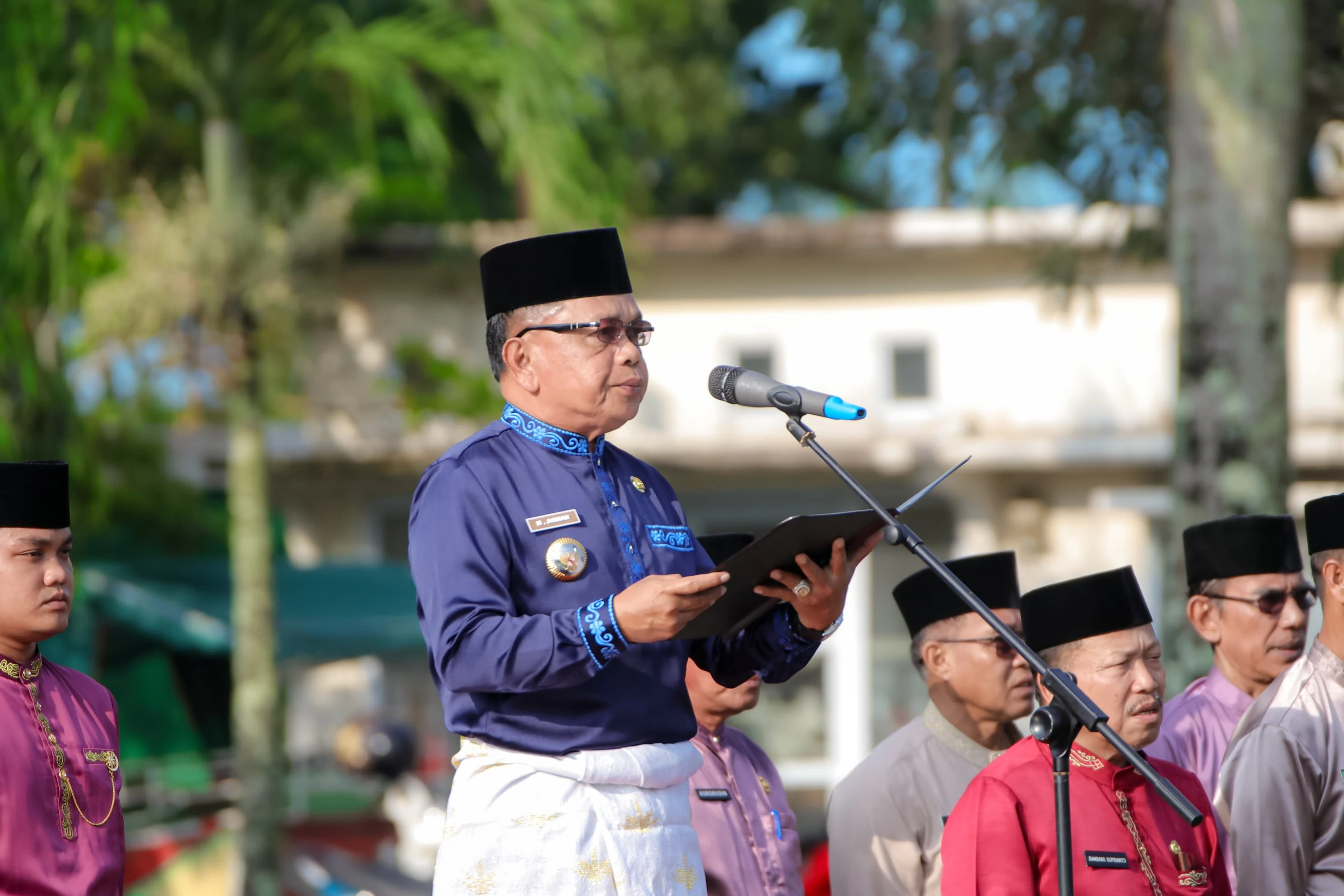 Bupati Meranti H. Asmar saat membacakan Teks UUD 1945 pada upacara memperingati Hari Pendidikan Nasional 2025