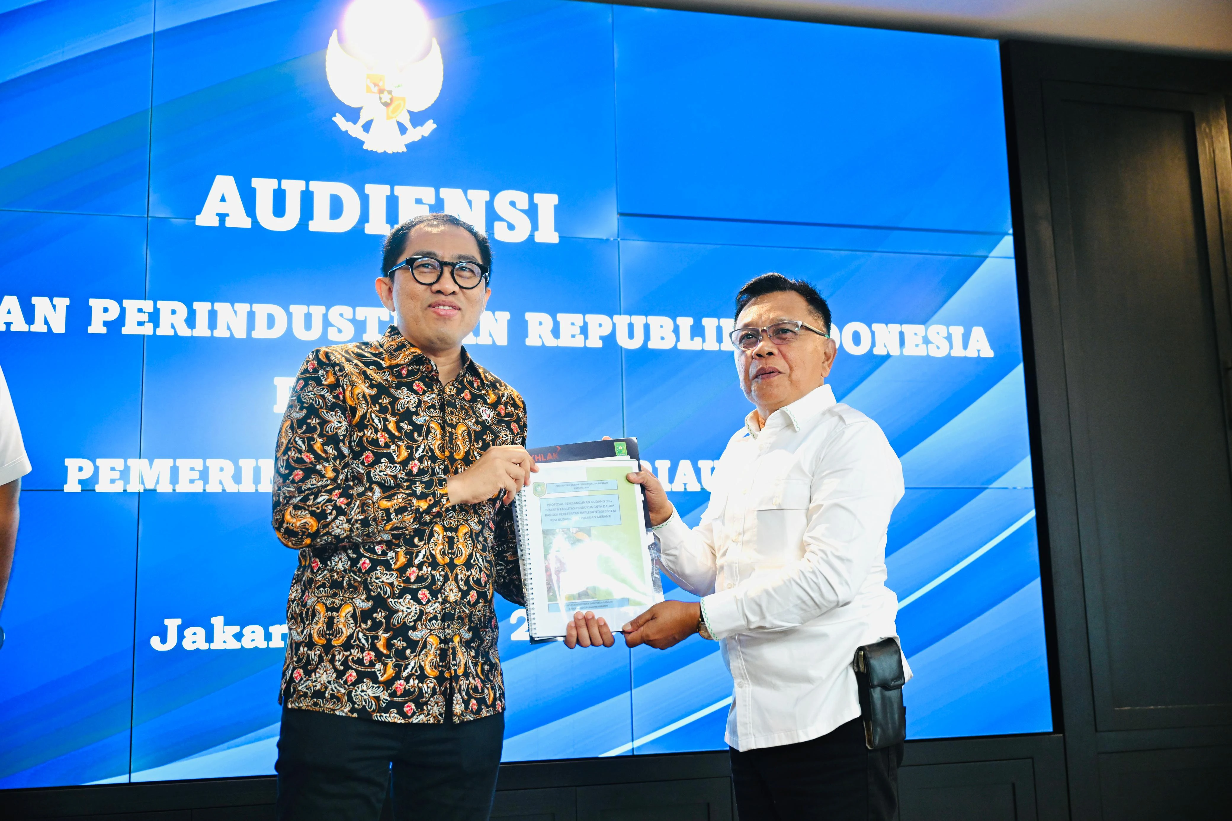 Bupati Kepulauan Meranti, AKBP (Purn) H. Asmar, memberikan Dokumen ke Kementerian Perindustrian