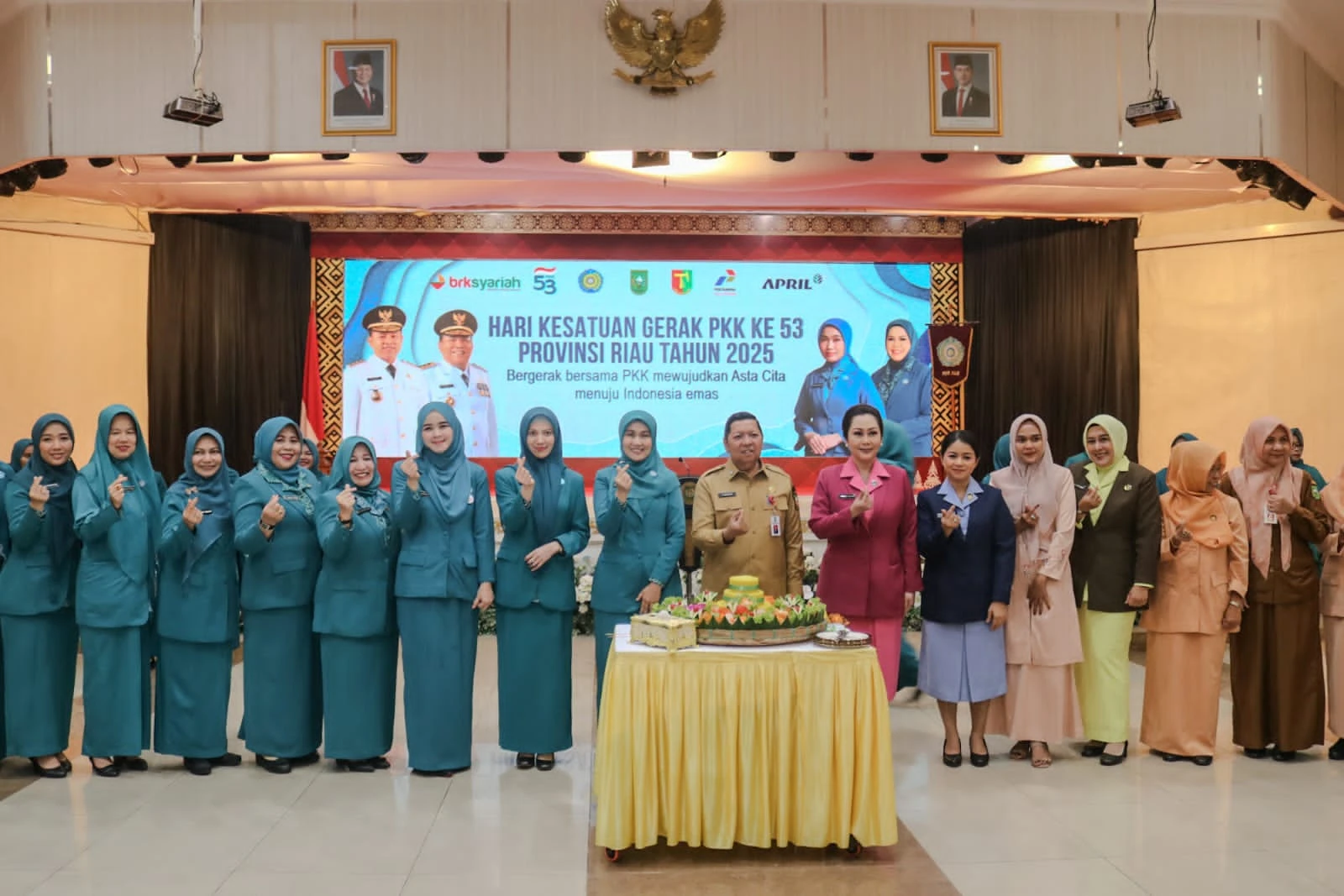 Ketua TP-PKK Kabupaten Kepulauan Meranti, Ismiatun, didampingi Ketua I Sriyana yang juga istri Wabup Muzamil, menghadiri acara puncak Hari Kesatuan Gerak (HKG) PKK ke-53 Provinsi Riau Tahun 2025