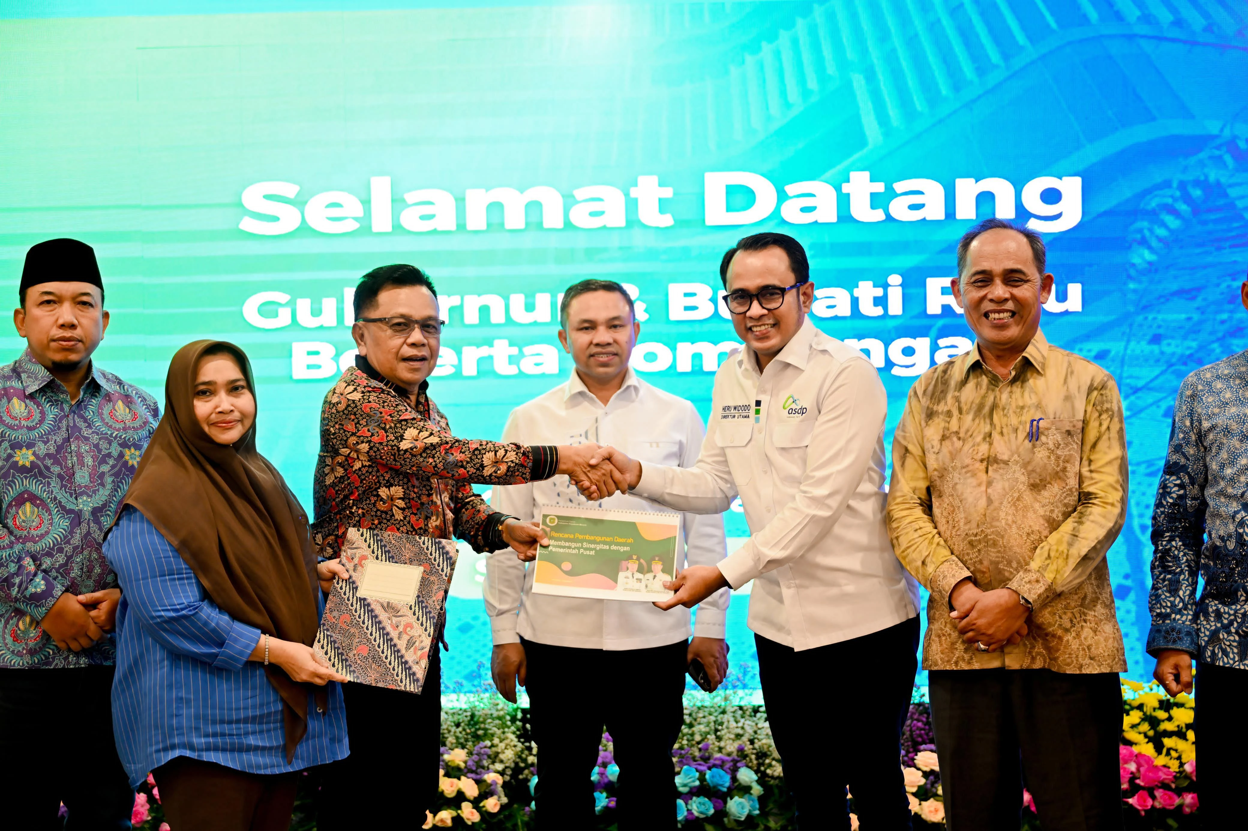 Bupati Kepulauan Meranti, AKBP (Purn) H. Asmar menggelar audiensi dengan Direktur Utama PT Angkutan Sungai, Danau, dan Penyeberangan (ASDP) Indonesia Ferry (Persero)