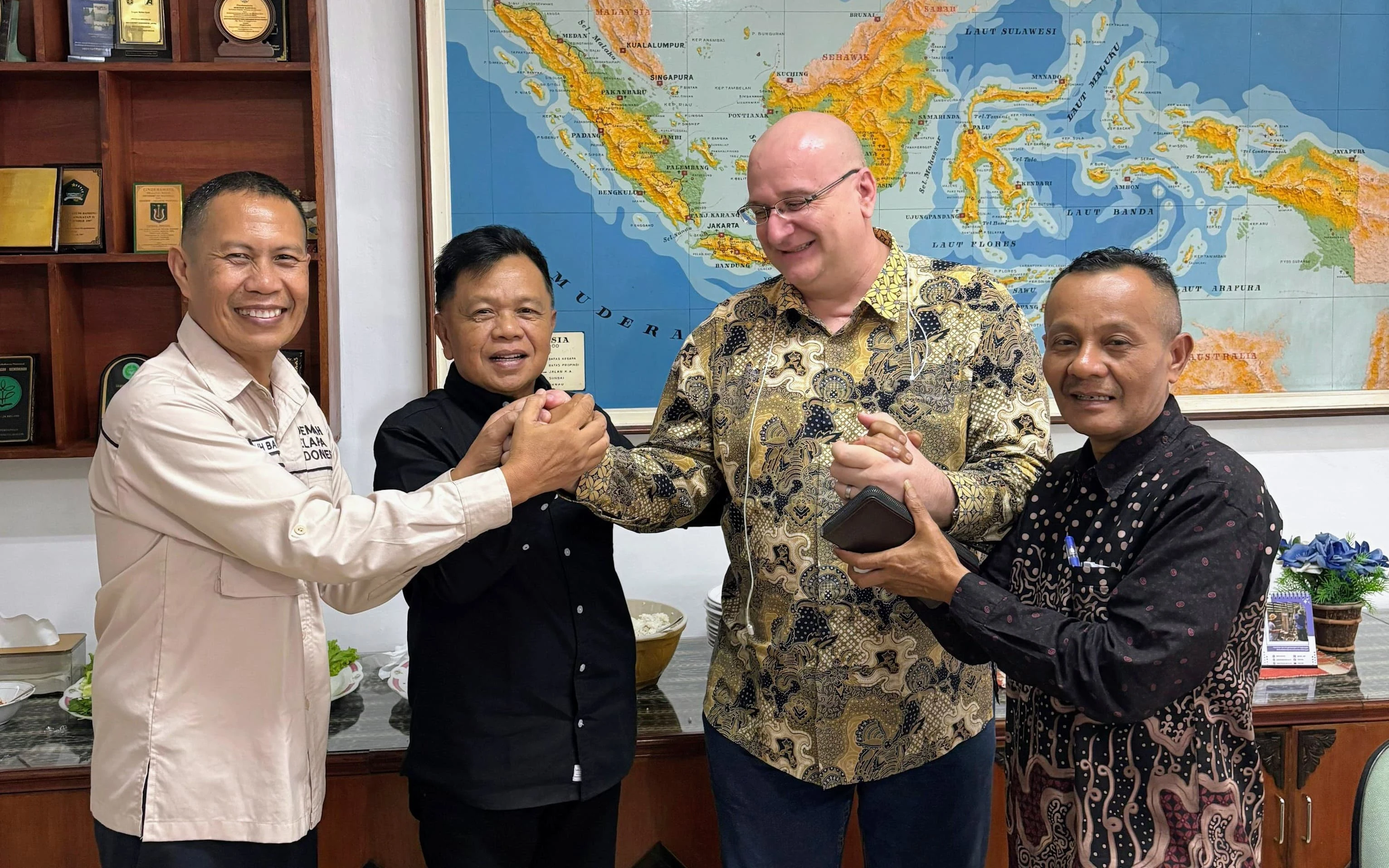 AKBP (Purn) H. Asmar bersama Kepala Dinas Ketahanan Pangan dan Pertanian, Ifwandi, melakukan pertemuan dengan perwakilan Institut Pertanian Bogor (IPB) dan Roemah Kelapa Indonesia (RoeKI) di Jawa Barat