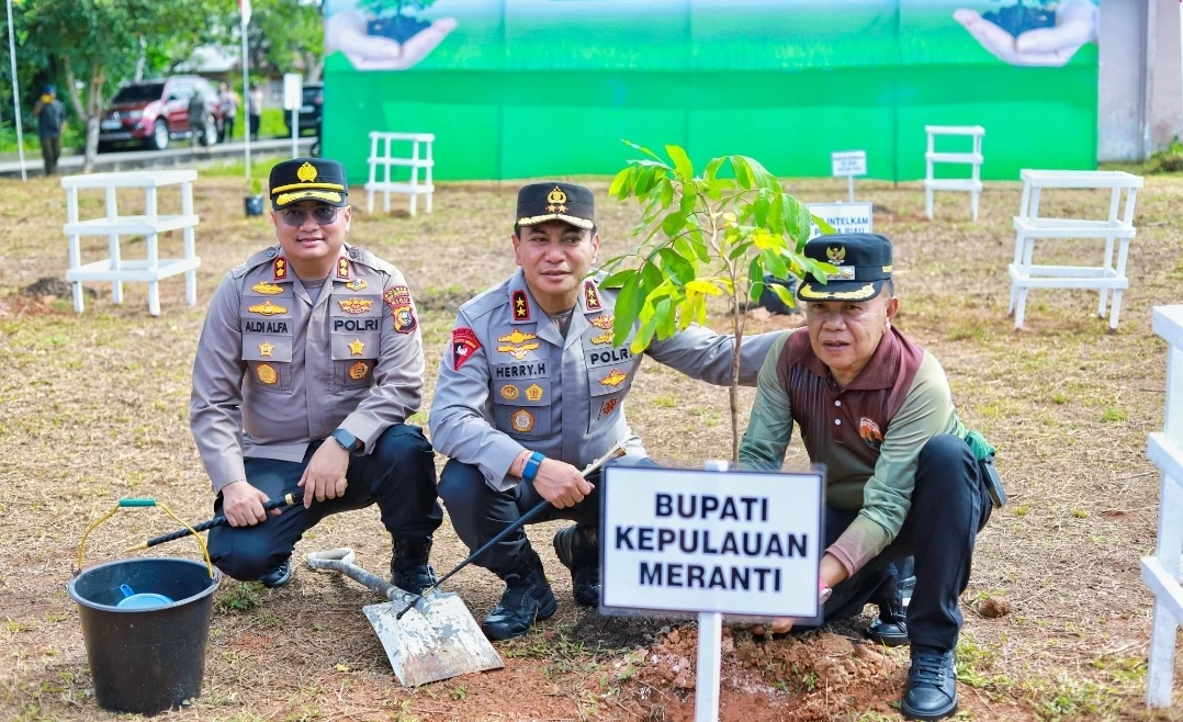 Bupati Meranti H. Asmar saat melakukan penanaman Pohon bersama Kapolda Riau dan Kapolres Meranti