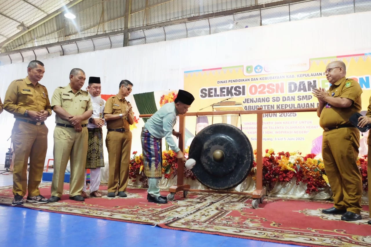 Bupati Meranti saat memukul gong pembukaan seleksi O2SN dan FLS3N di Lapangan Futsal Afifa Jalan Banglas Selatpanjang.