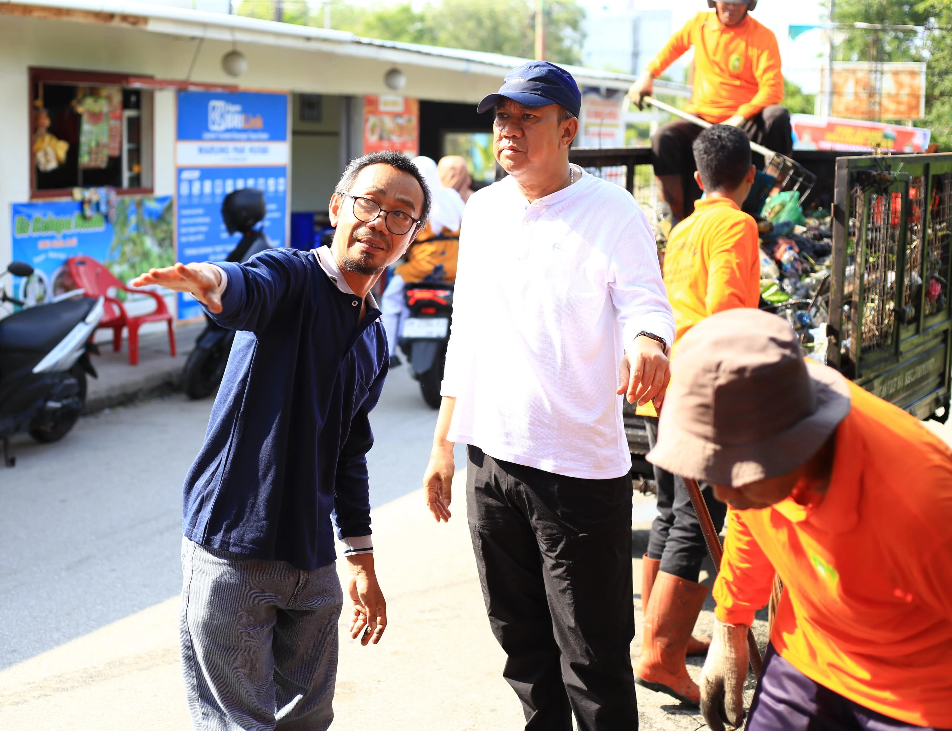 Wakil Bupati Muzamil Baharudin di Dampingi Kepala Dinas Perkimtan LH saat melakukan gotong royong dalam rangka memperingati Hari Lingkungan Hidup Sedunia.