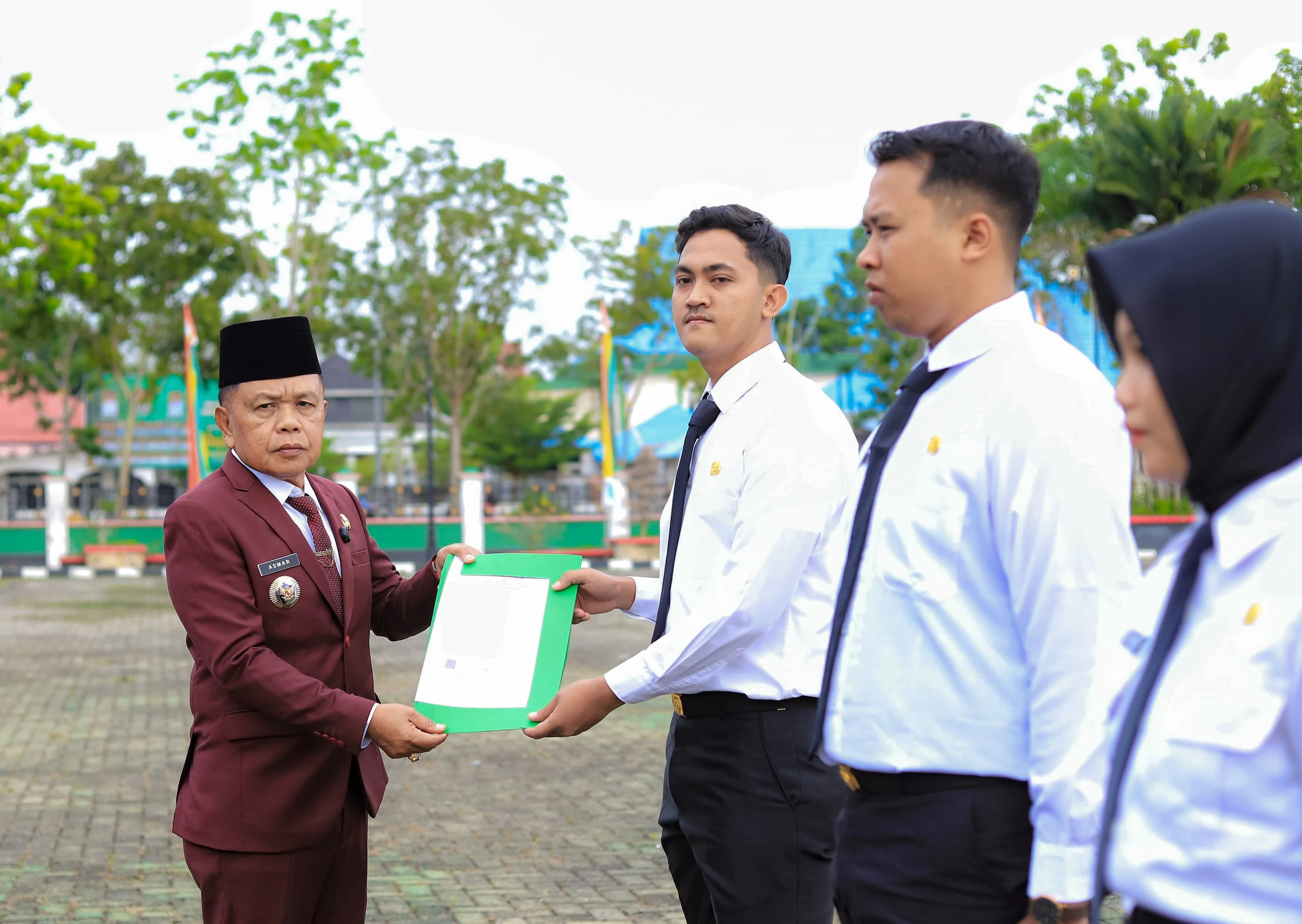 Bupati Meranti saat menyerahkan SK CPNS TA 2024 Kepulauan Meranti