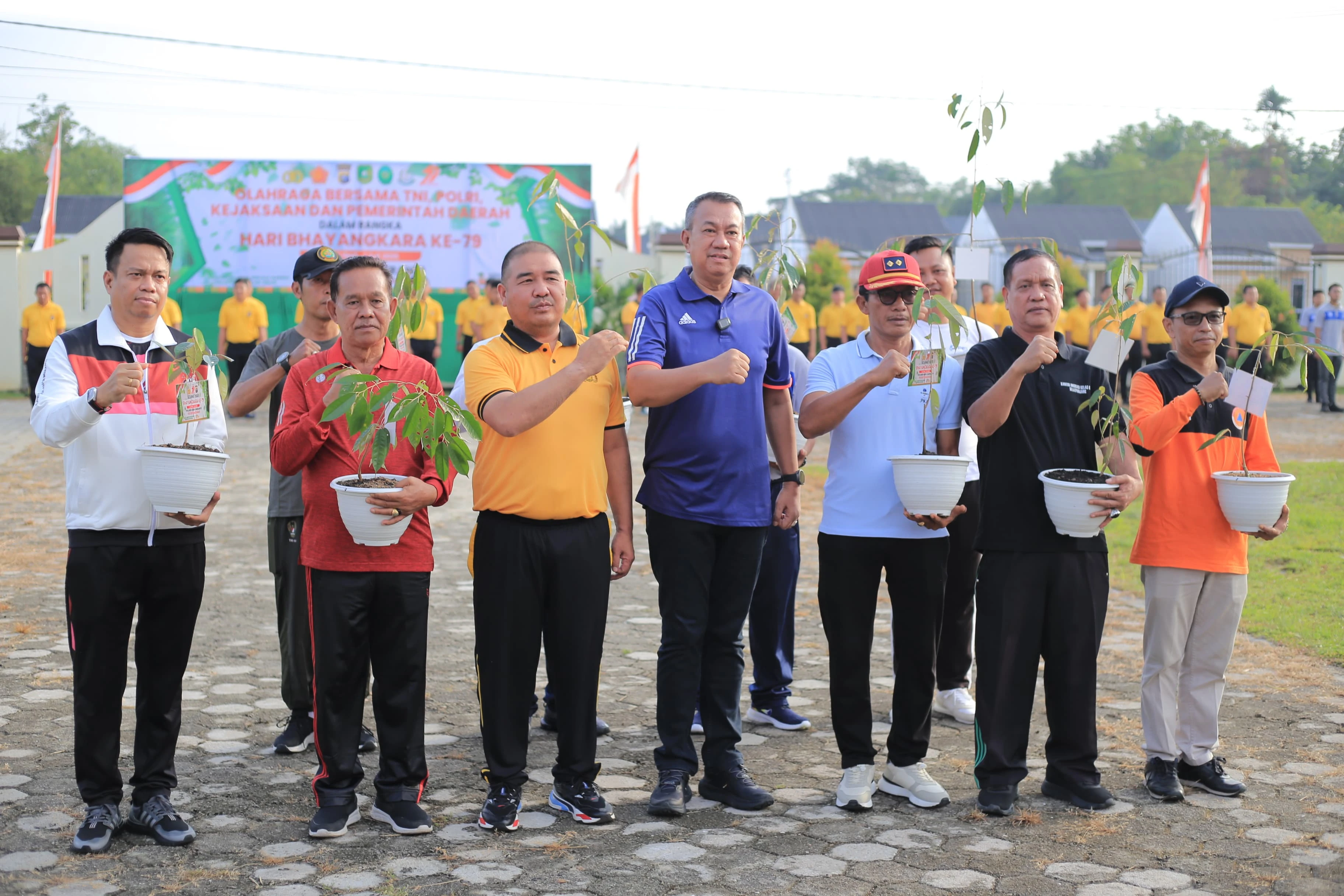 Wakil Bupati Kepulauan Meranti, Muzamil Baharudin mengikuti kegiatan olahraga bersama dalam rangka memeriahkan HUT Bhayangkara ke-79 di halaman Mako Polres Kepulauan Meranti
