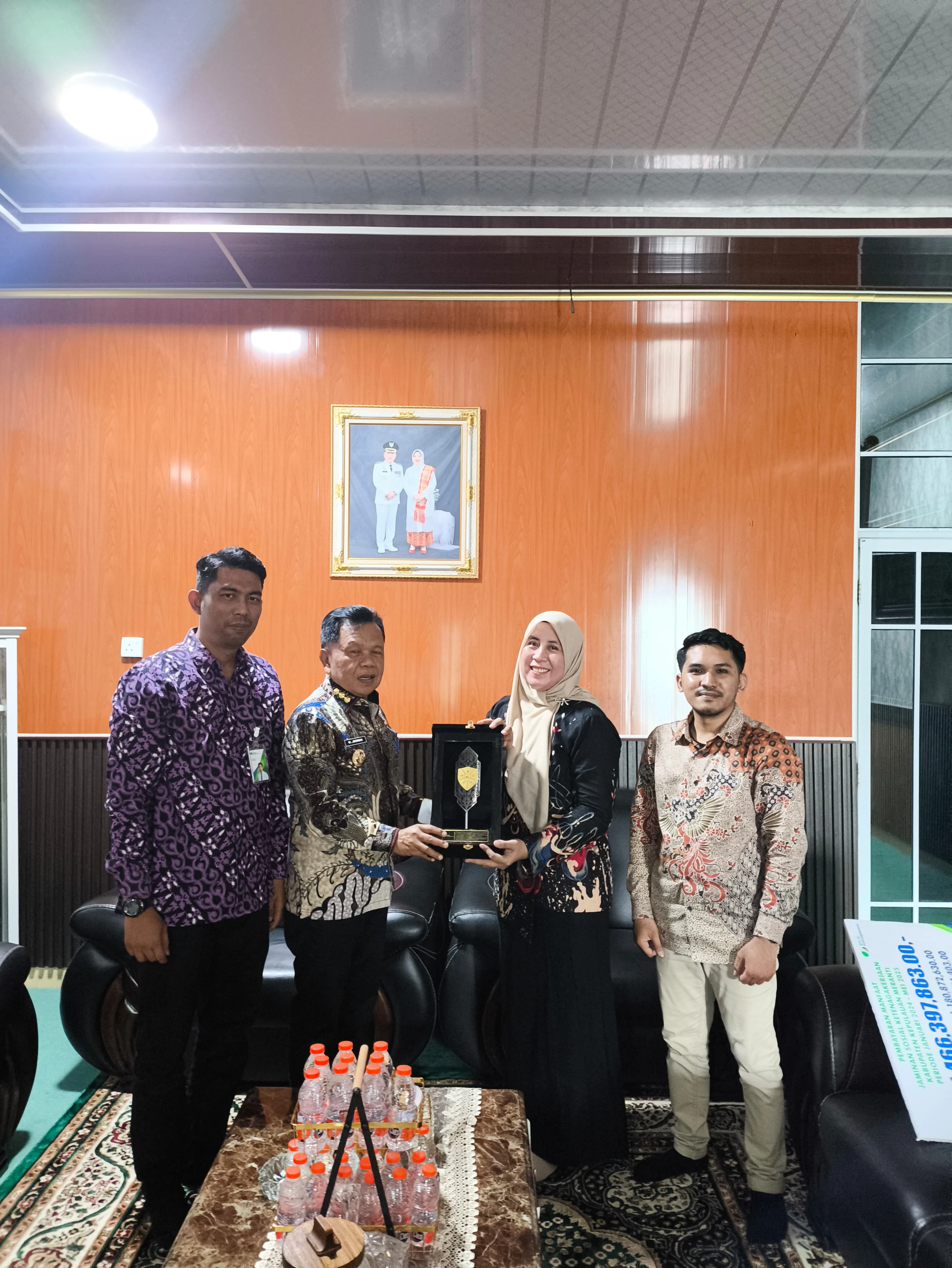 Bupati Kepulauan Meranti AKBP (Purn) H. Asmar menyambut audiensi Kepala BPJS Ketenagakerjaan Cabang Dumai, Dina Khairina
