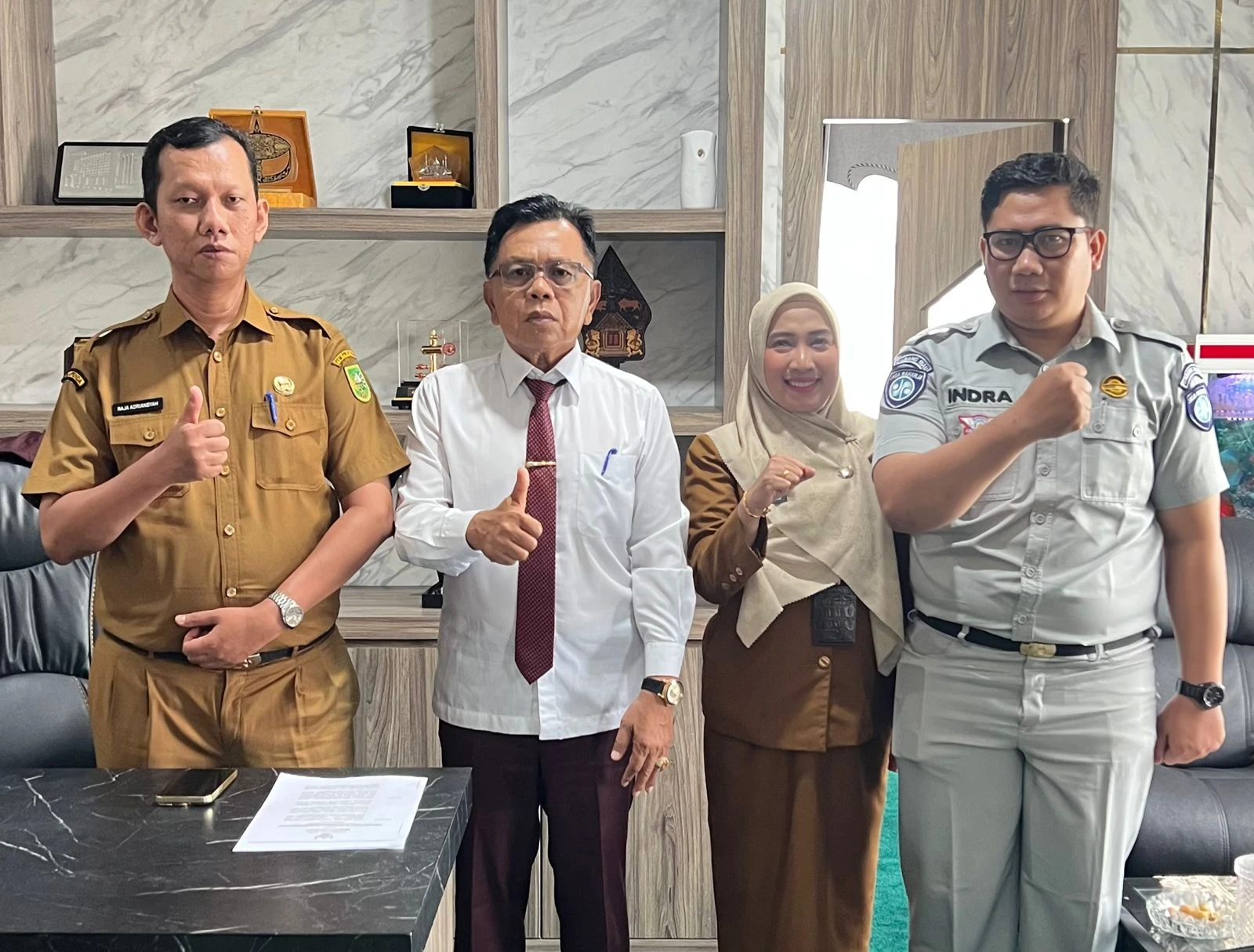 Bupati Meranti H. Asmar saat berfoto bersama Kepala UPT Samsat Selatpanjang, Raja Adriansyah, S.Psi