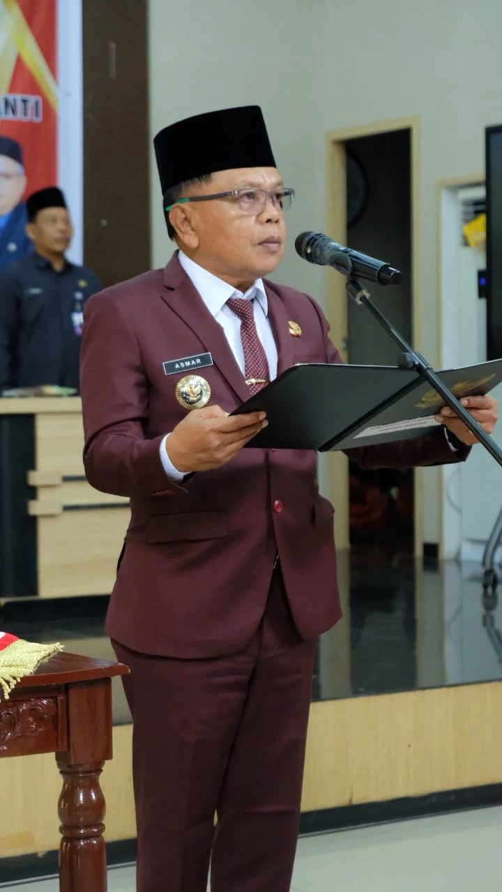 Bupati Meranti H. Asmar saat membacakan pelantikan pejabat eselon II di Lingkup Pemda Kepulauan Meranti.