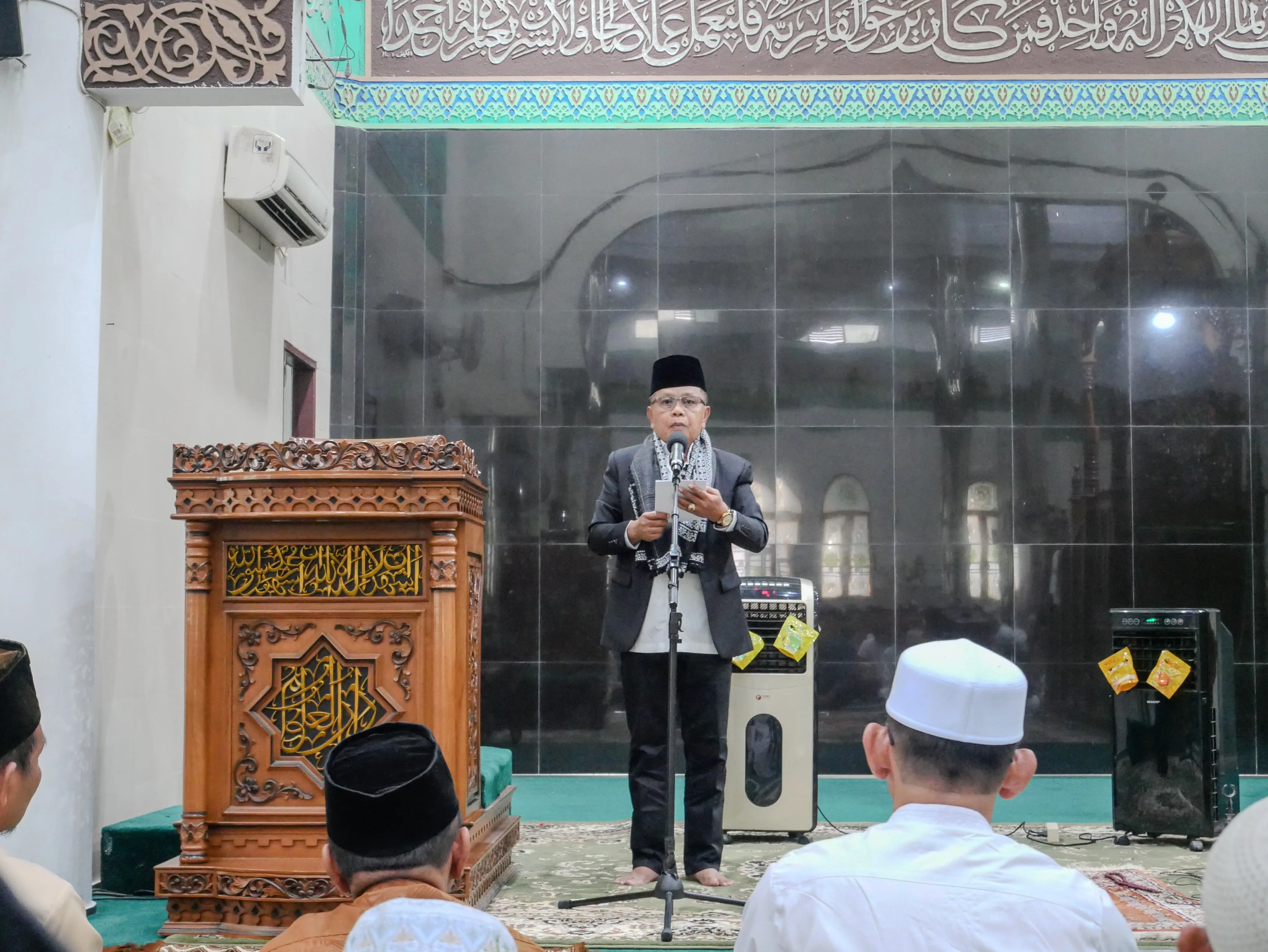 Bupati Meranti H. Asmar saat sambutan sebelum sholat idul adha 1446 H di masjid Agung Darul Ulum Selatpanjang.