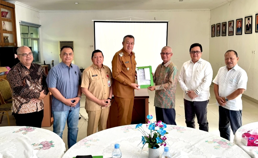 Penyerahan hasil uji kompetensi dimaksud oleh Tim Panitia Seleksi (Pansel) kepada Wakil Bupati Kepulauan Meranti, Muzamil Baharudin SM MM, di aula Badan Kepegawaian Daerah (BKD) Provinsi Riau