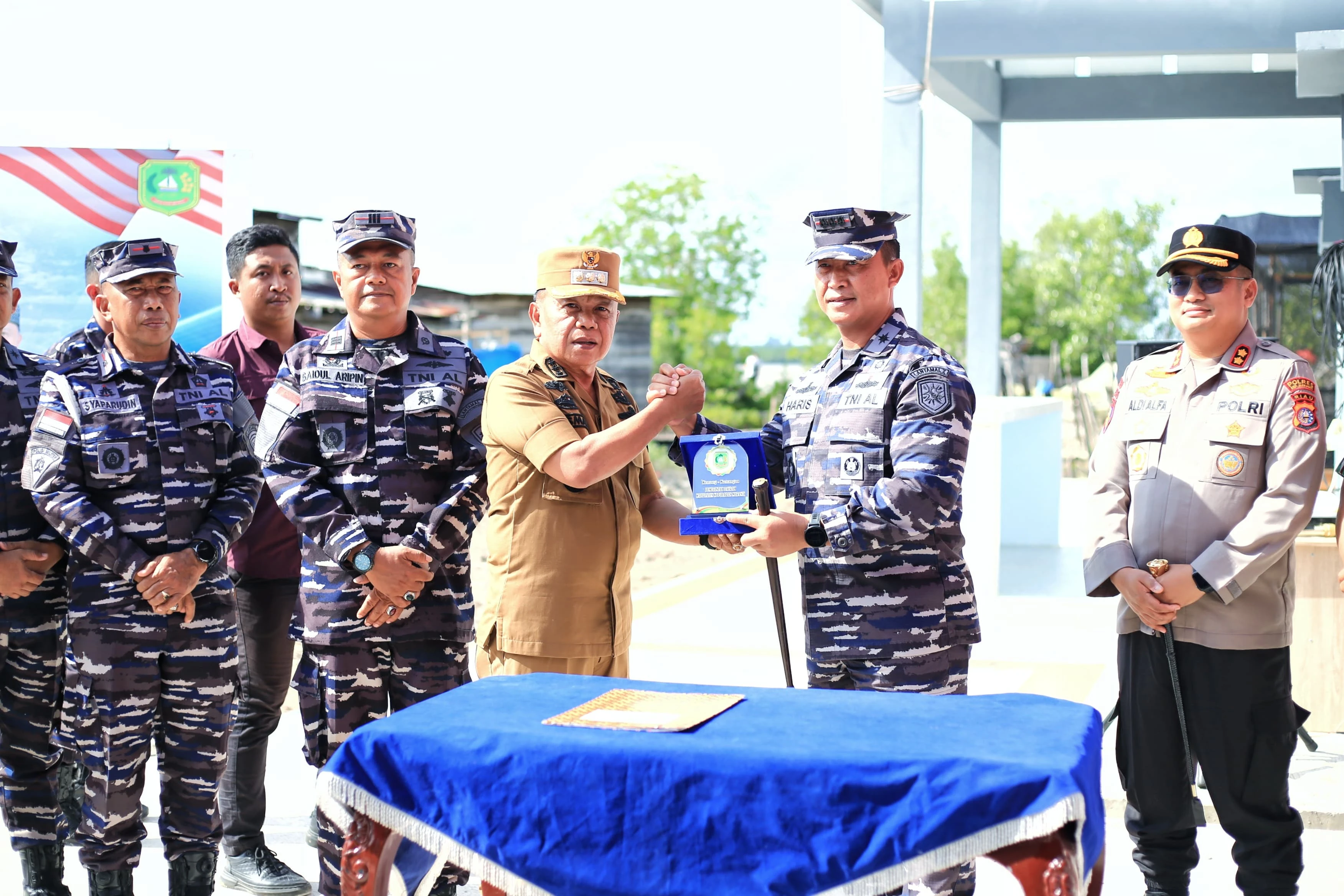 Bupati Meranti H. Asmar saat memberikan cendramata kepada Komandan Pangkalan TNI AL (Danlanal) Dumai, Kolonel Laut (P) Abdul Haris