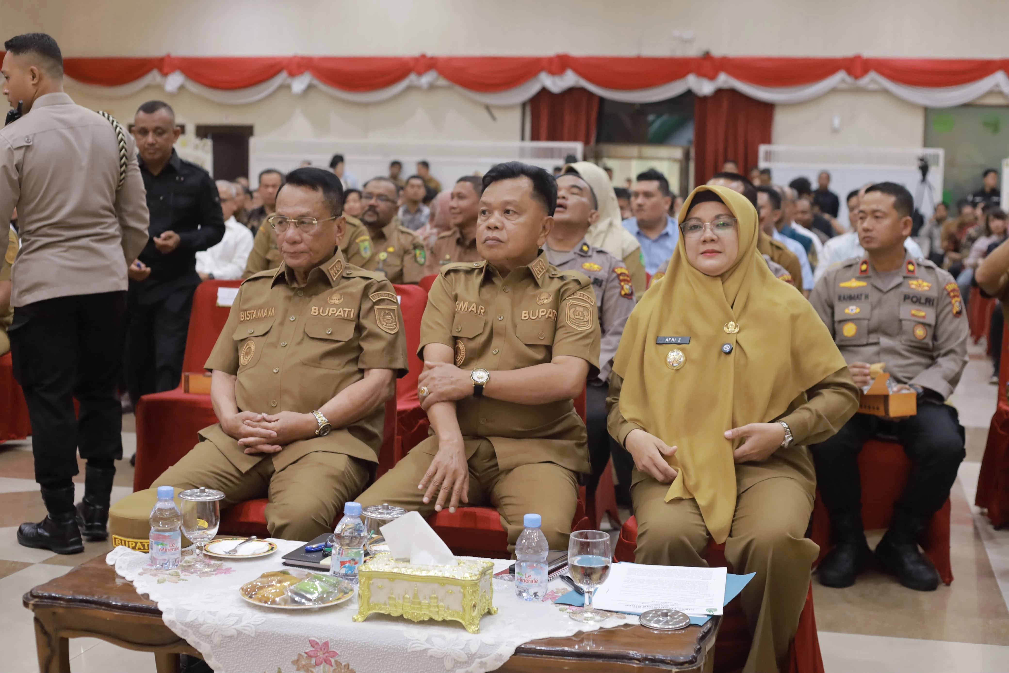 Bupati Kepulauan Meranti AKBP (Purn) H. Asmar menghadiri Penyerahan Sertifikat/Laporan Proper periode penilaian 2023-2024, serta penandatanganan komitmen bersama pelaku usaha untuk optimalisasi penerimaan pajak di Balai Serindit Kota Pekanbaru