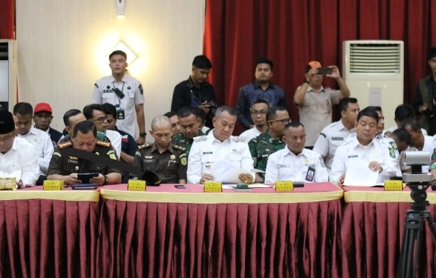 Wakil Bupati Muzamil Baharudin menghadiri Rapat Koordinasi Pengendalian Karhutla Provinsi Riau yang digelar di Balai Serindit, Pekanbaru.