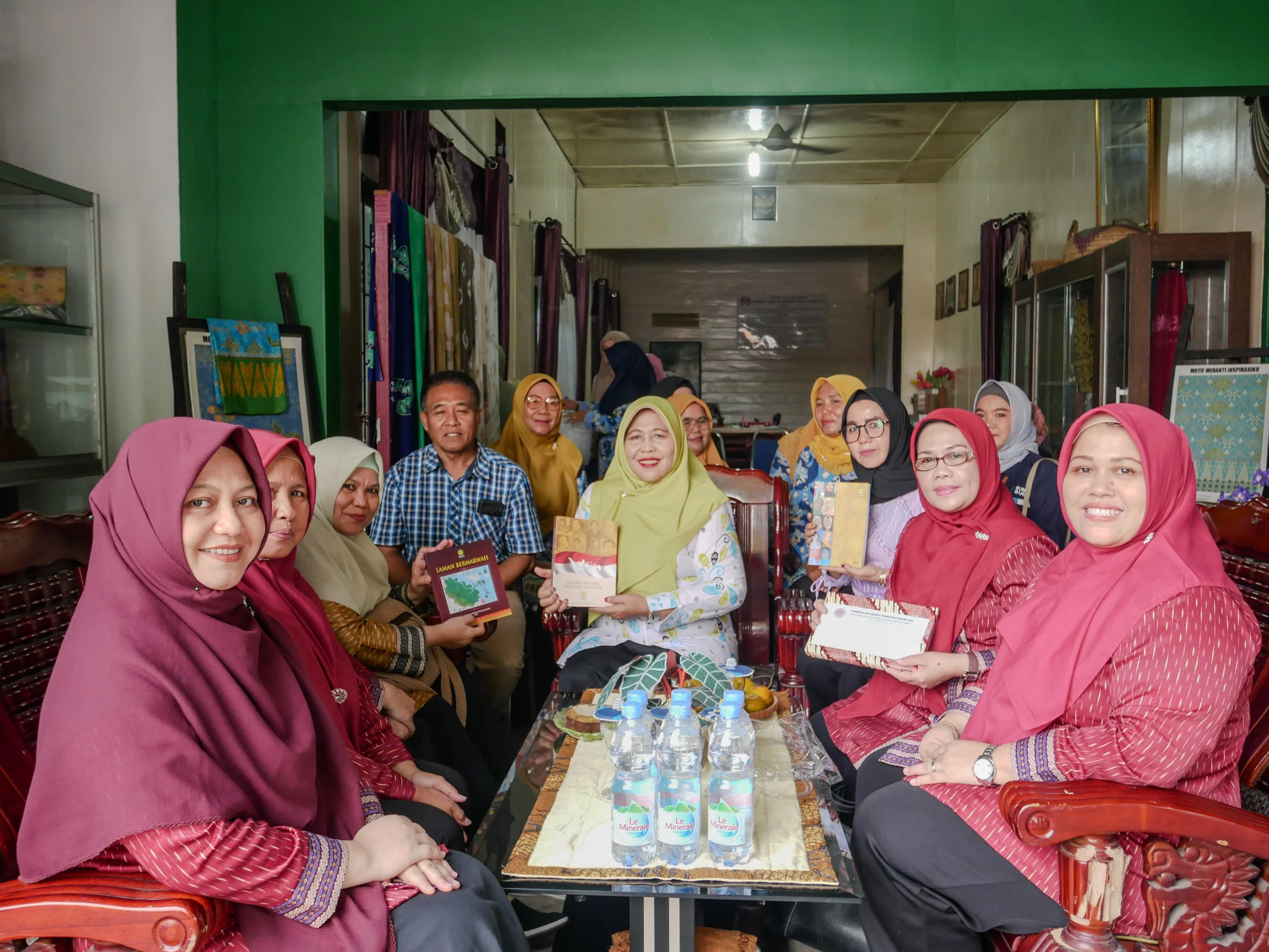 Ketua Dewan Kerajinan Nasional Daerah (Dekranasda) Kepulauan Meranti, Hj. Ismiatun menyambut silaturahmi pengurus Pusdatin Puanri Provinsi Riau, di Gedung Dekranasda Kepulauan Meranti.