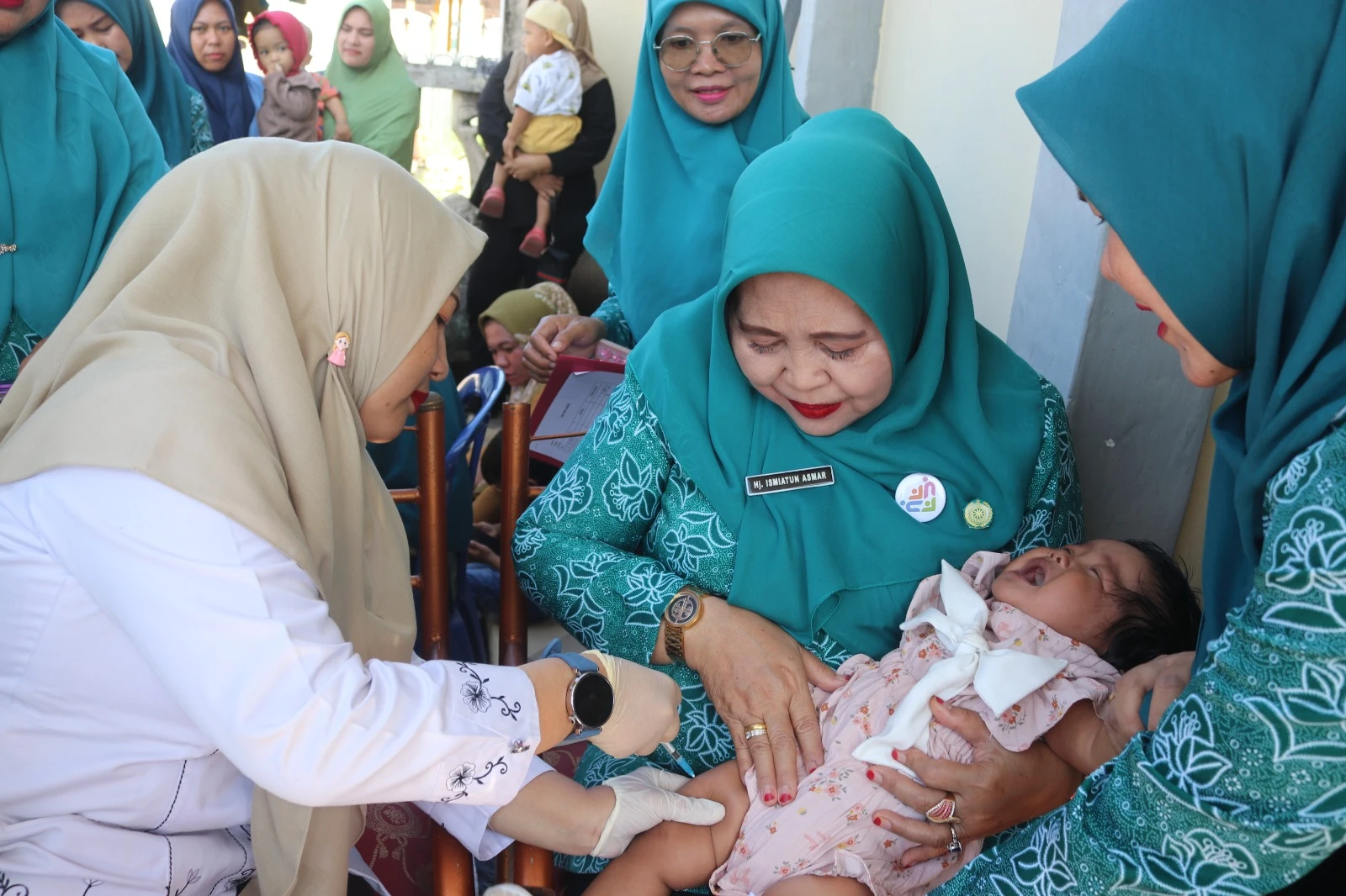 Ketua TP PKK Kabupaten Kepulauan Meranti Hj. Ismiatun Asmar S.E mengunjungi Posyandu Handayani dalam mendukung Penguatan Program Imunisasi Nasional untuk Menurunkan Angka Anak dengan Zero Dose