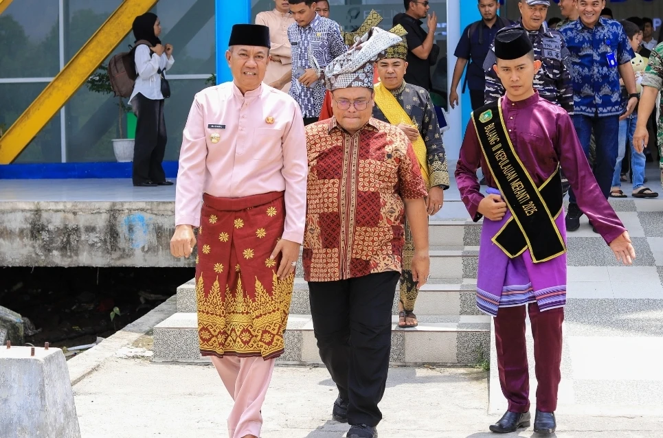 Wakil Bupati Meranti Muzamil Baharudin saat menyambut kedatangan Kajari Kep. Meranti yang di Pelabuhan Tanjung Harapan Selatpanjang.