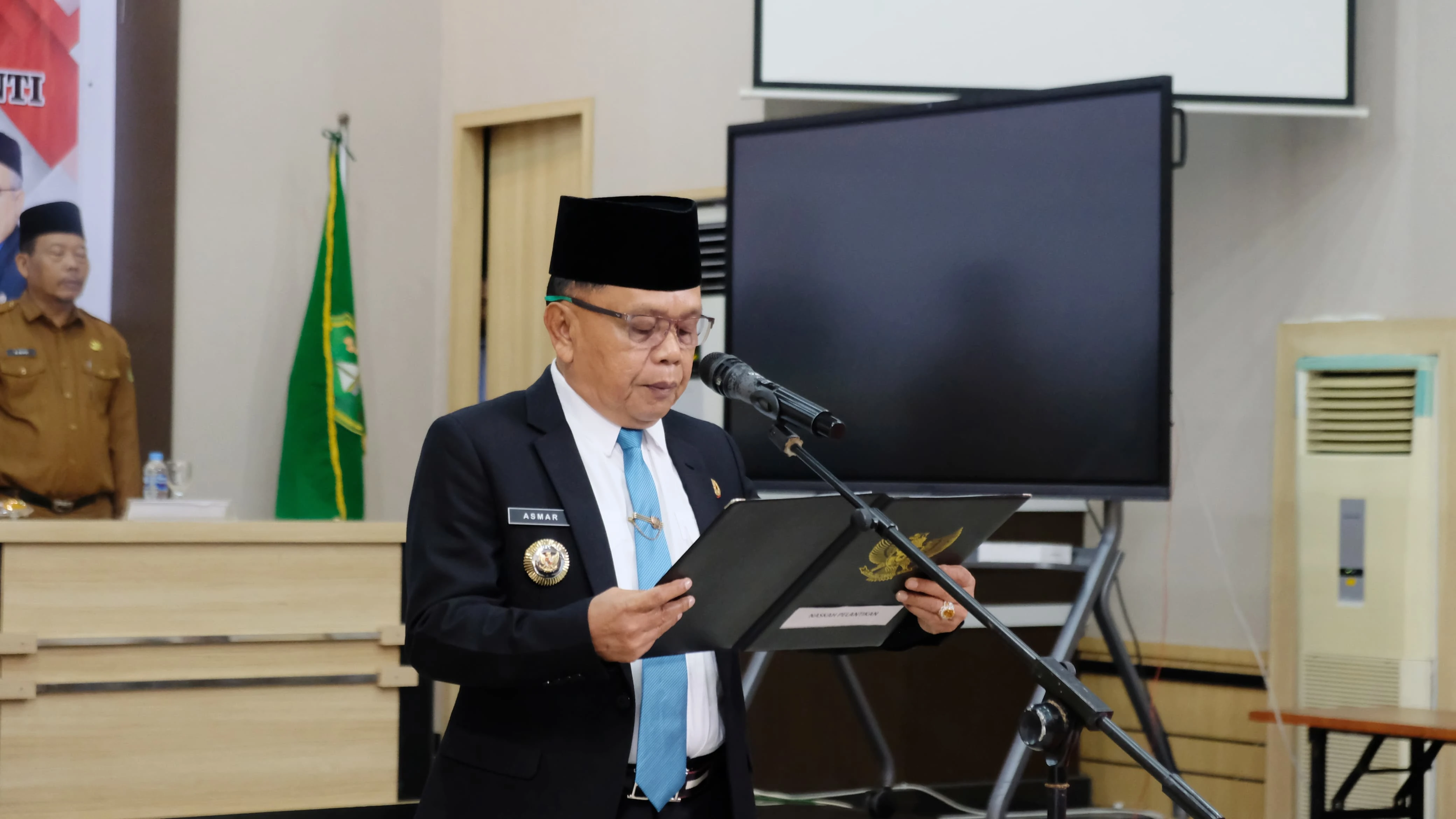 Bupati Kepulauan Meranti, AKBP (Purn) H. Asmar saat melantik dan mengambil sumpah 11 pejabat Pimpinan Tinggi Pratama di lingkungan Pemerintah Kabupaten Kepulauan Meranti