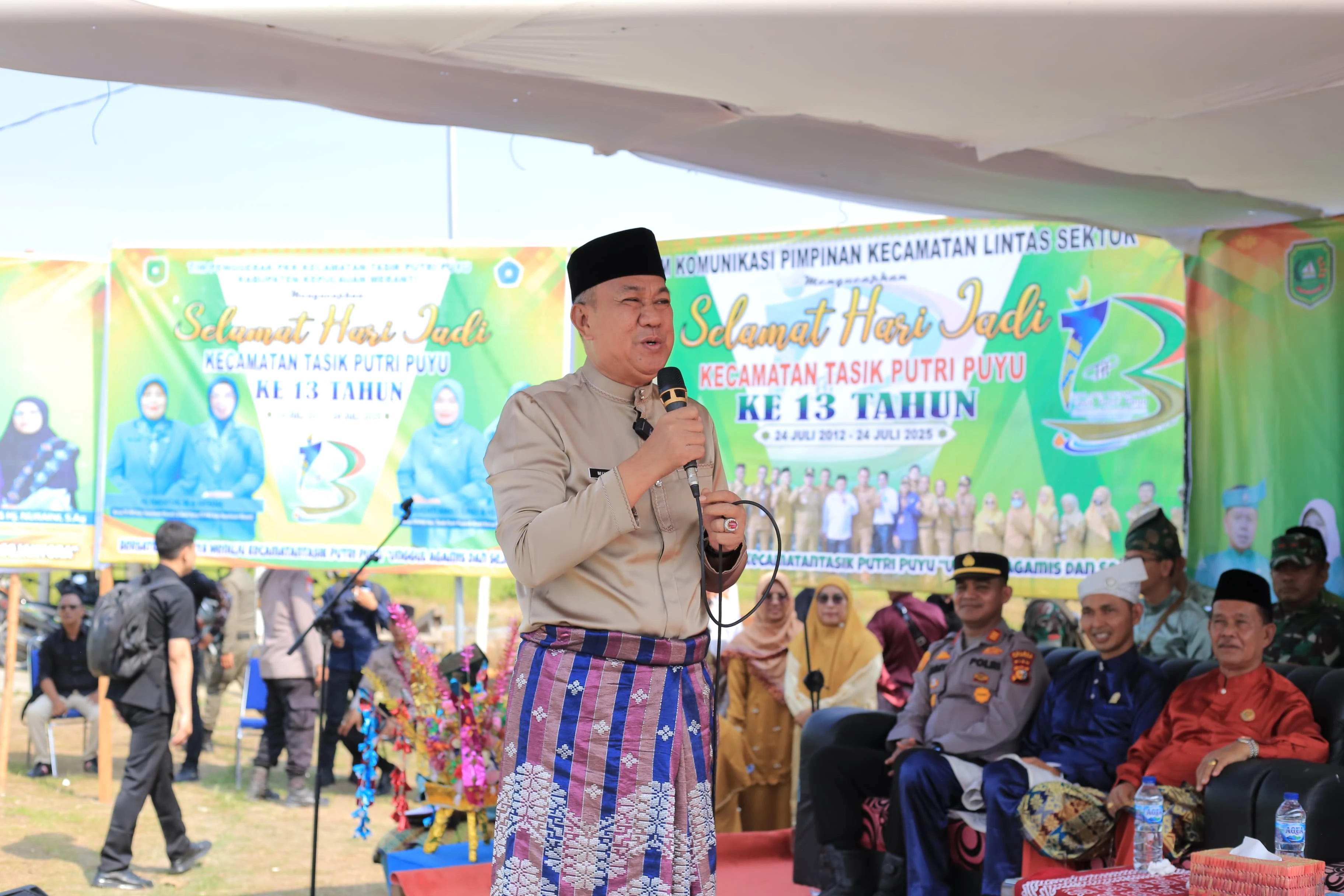 Wabup Muzamil saat memberikan sambutan pada acara Peringatan HUT Ke-13 Kecamatan Tasik Putri Puyu.