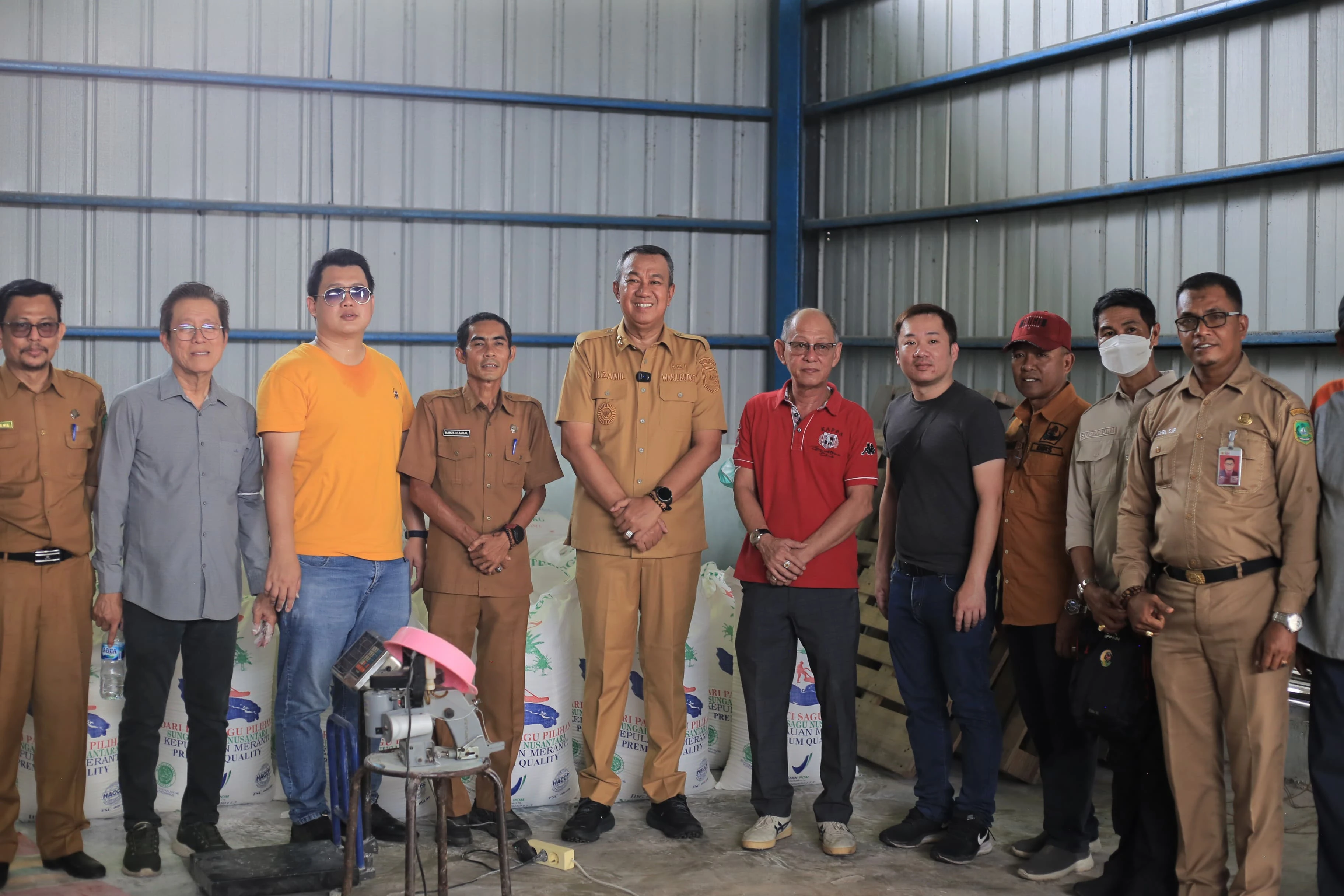 Wakil Bupati Kepulauan Meranti, Muzamil Baharudin bersama Dinas Perindustrian dan Perdagangan (Perindag) menggelar peninjauan ke UPT Sentra Industri Kecil dan Menengah (IKM) Sagu di Desa Sungai Tohor Kecamatan Tebingtinggi timur