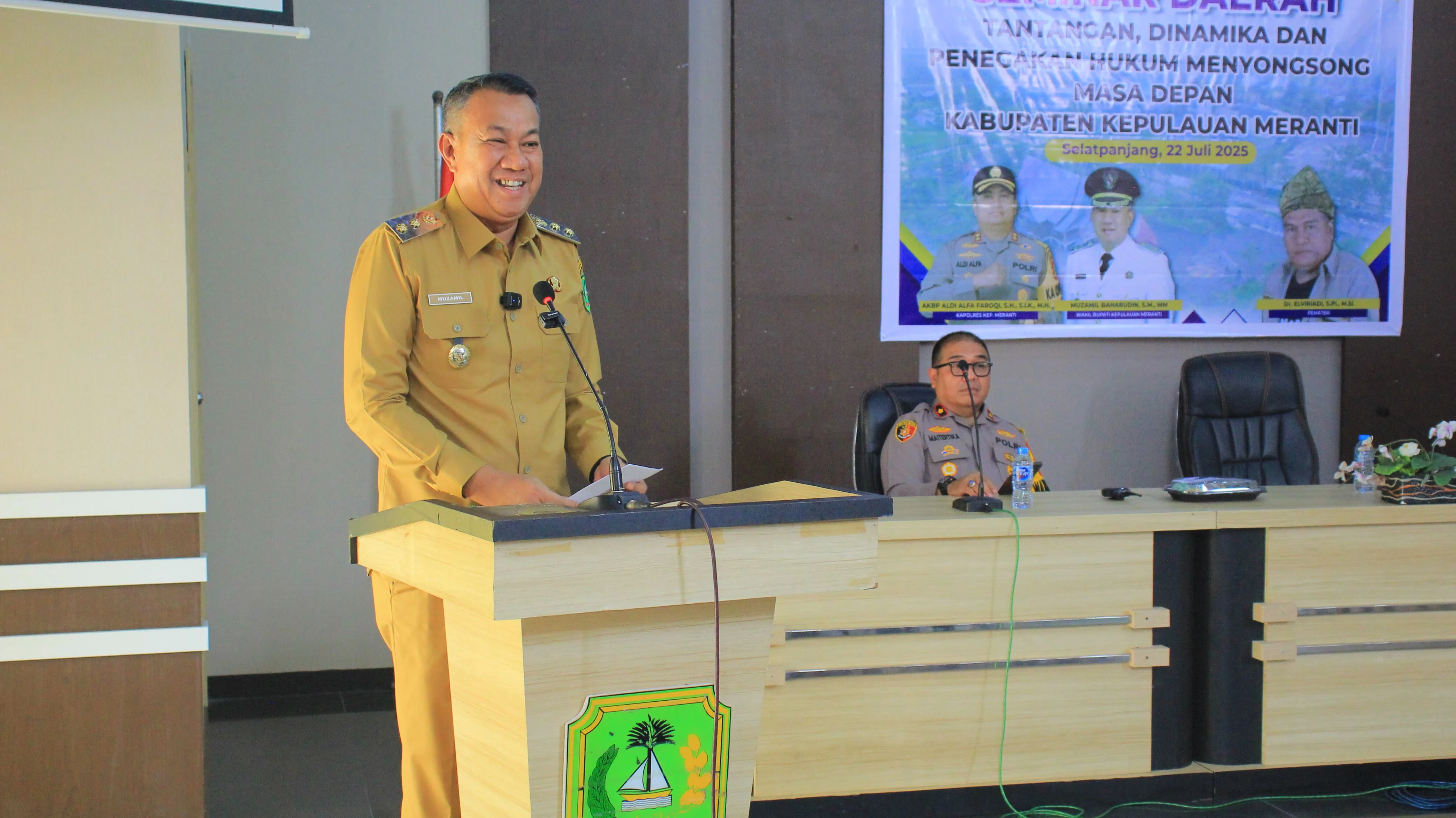  Wakil Bupati Kepulauan Meranti Muzamil Baharudin SM MM, membuka secara resmi kegiatan seminar daerah dengan mengusung tema “Tantangan, Dinamika, Penegakan Hukum Menyongsong Masa Depan Meranti” yang di taja oleh Yayasan Pelopor Sehati Provinsi Riau di Aula Kantor Bupati.