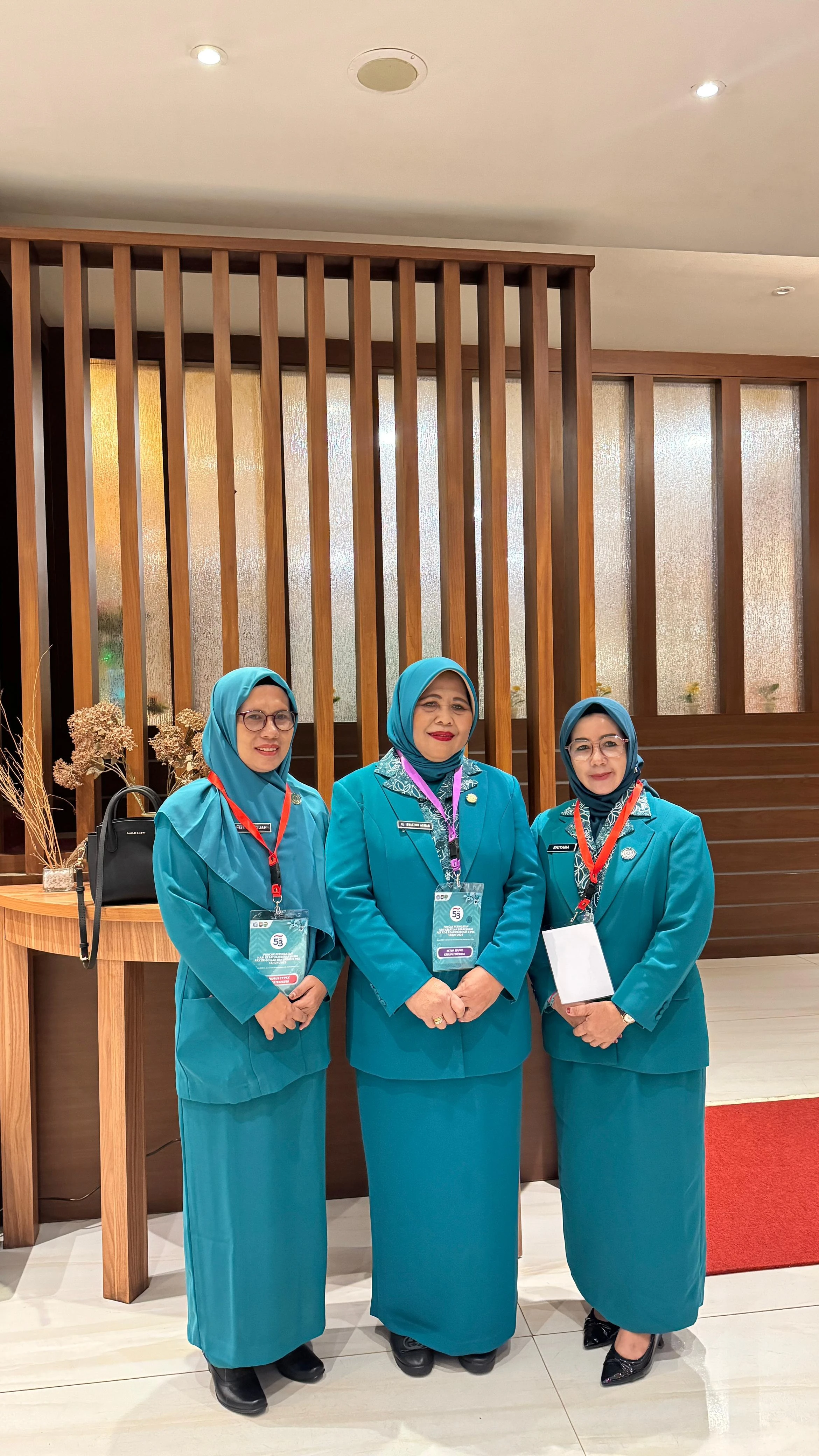 Ketua TP PKK Kepulauan Meranti didampingi Ketua 1 TP PKK Sriyana Muzamil, Sekretaris PKK Siti Rukijah menghadiri peringatan HKG PKK KE 53 dan Rakernas PKK di Samarinda.