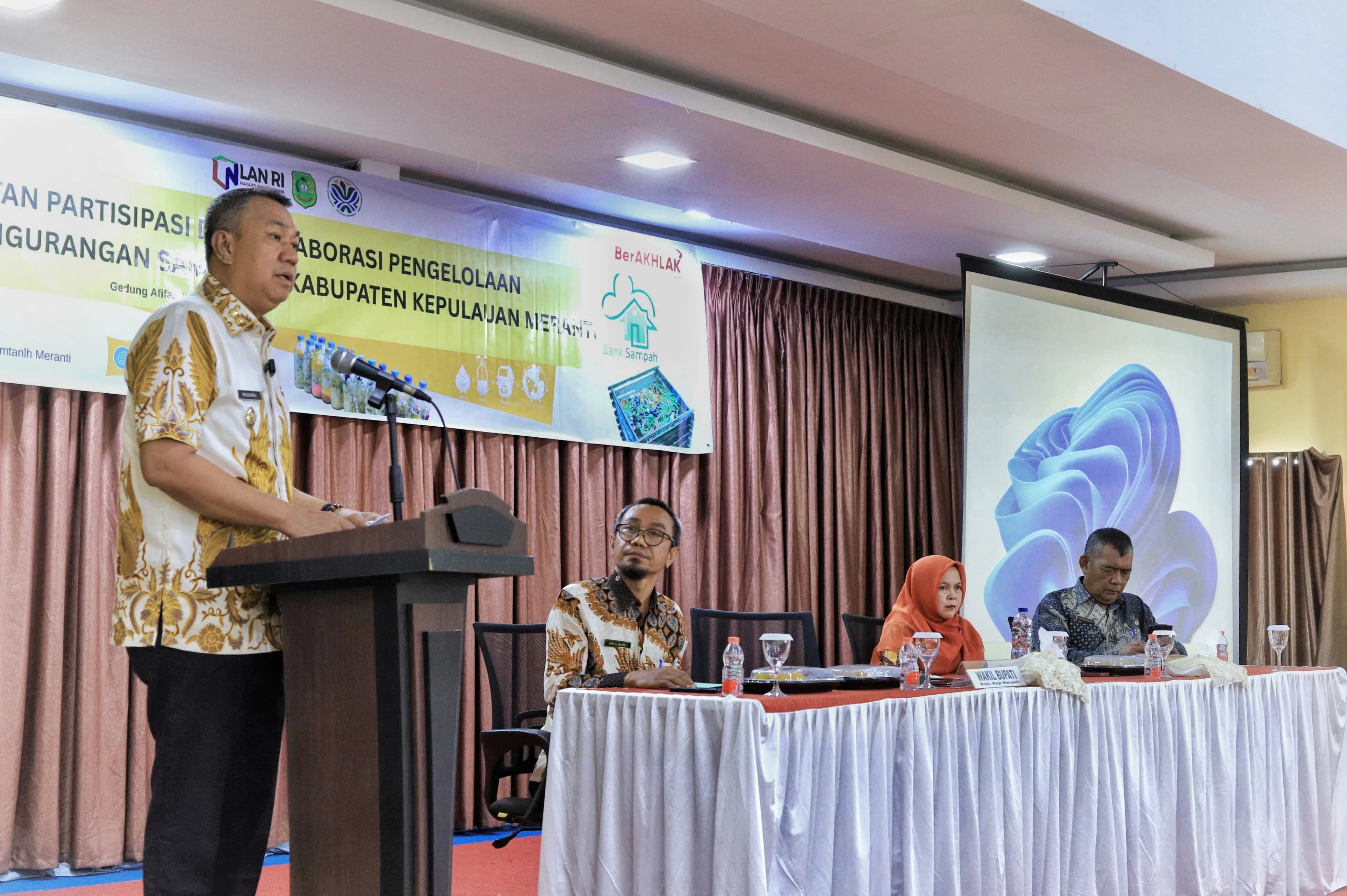 Wakil Bupati Meranti Muzamil Baharudin saat memberikan sambutan pada acara Rakor Peluncuran Program Pengurangan Sampah di Kabupaten Kepulauan Meranti