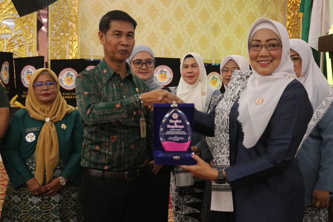 Asisten 1 Bidang  Pemerintahan dan Kesra Kepulauan Meranti Sudandri S.H saat menerima cendramata