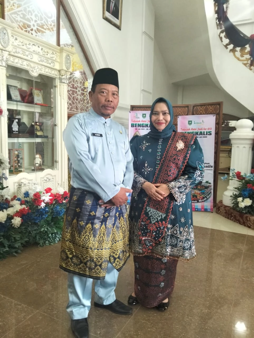 Asisten Administrasi Umum Setdakab Meranti M. Mahdi saat foto bersama Bupati Bengkalis saat menghadiri Peringatan Hari Jadi Bengkalis Ke 513.