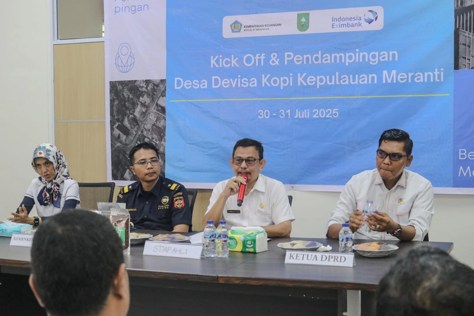 Staf Ahli Bidang Ekonomi, Keuangan dan Pembangunan, Randolph WH, saat membuka kegiatan Kick Off dan Pendampingan Desa Devisa Kopi Kepulauan Meranti yang ditaja oleh Lembaga Pembiayaan Ekspor Indonesia (LPEI) di Desa Kedabu Rapat